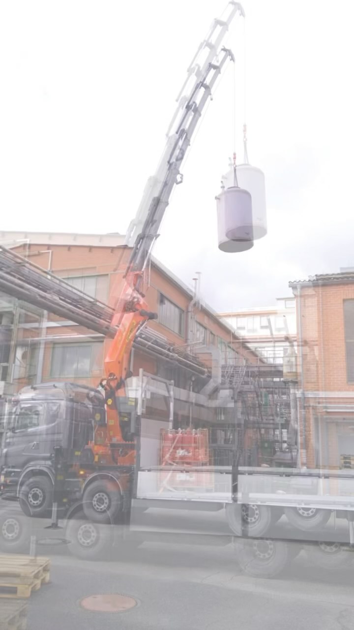 Kraneinsatz für die Firma Biederer https://biederer-industriedemontagen.de/ Der alte Tank einer Industrieanlage musste demontiert und zur sachgerechten Entsorgung zum Recycler ♻️transportiert werden. Eine leichte Übung für unseren Palfinger PK 60002, der bis zu 12 Tonnen heben kann. Neben Bedachungen und Spenglerarbeiten führen wir auch Kranarbeiten aus. Sprecht uns an: +49 175 6823790 #kranarbeiten #kranbrudi #palfinger #hochhinaus #recycling #thatwaseasy #scania #hecht #wirstellenein #regensbueg #nittenau #wald #bayerischerwald #bedachung #profi #nixpfuschambau #oberpfalz #spenglerei