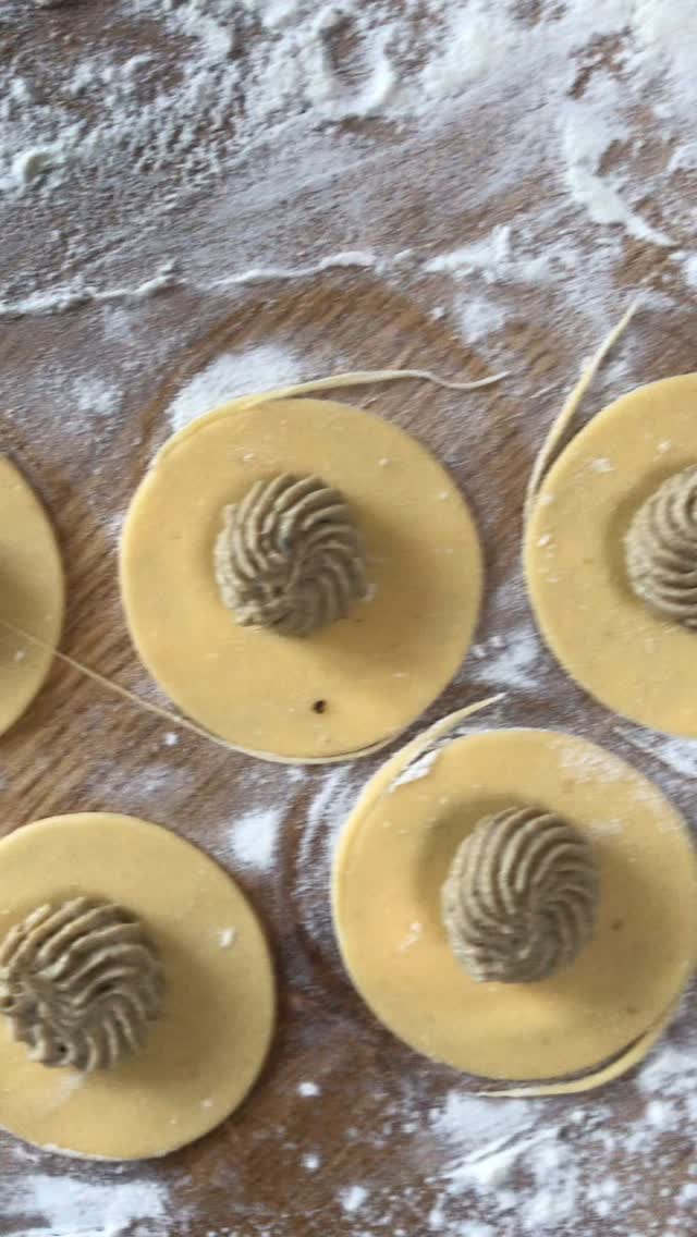 Cappelletti, mezzelune, scarpinocc… which filled pasta should we turn these into? The filling is burnt aubergine and parmesan, btw - who wants the recipe?
•
•
•
•
•
#freshpasta #pastafresca #homemadepasta #pastalovers #foodie #eattheworld #foodforthesoul #goodmoodfood #pastalover #feedfeed #italiancooking #onmytable #girlswithgluten #chosepasta #foryoupage #explore #workshop #pastatools #italiantools #brasspastatools #madeinitaly