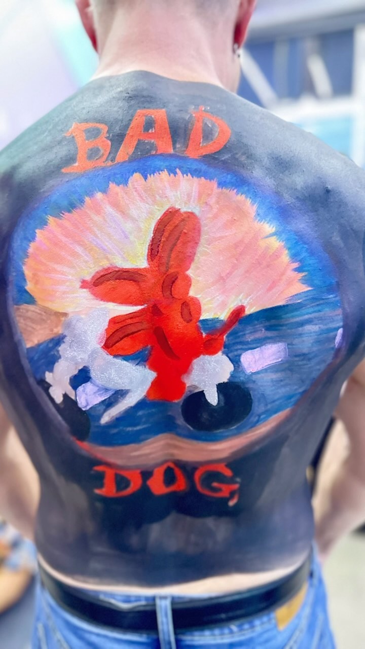 Sound on!
at the end of August last year, I got the privilege to attend an event where some fantastic local artists painted some of us up, I came up with this biker Balloon dog concept, and made some friends while I stood in a hot warehouse getting painted for hours! I have some interesting memories 😎 #balloondog #bodypaint #biker #balloonart #balloonartist #denverballoonguy