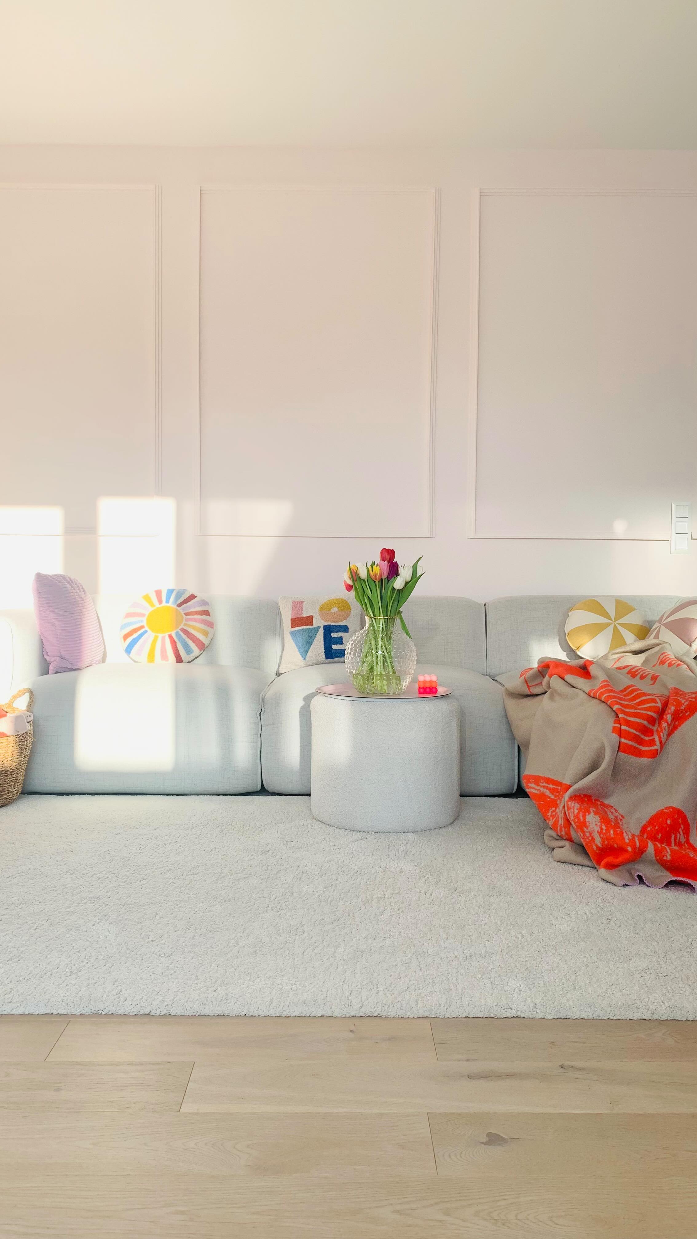 Happy Saturday🤍🌸
Hier gibt es heute Chill Vibes und so bleibt es bis heute Abend.
Habt es fein🤍
#chilling #colorful #colorfulhome #colorfulliving #interiordesign #interiør #interior #interiorandhome #interior123 #livingroom #livingroomdecor #livingroominspo #livingroominterior #schönerwohnen #solebich #myhome #cozyhome #lovemyhome #spring #springvibes #coffeetime #coffelovers