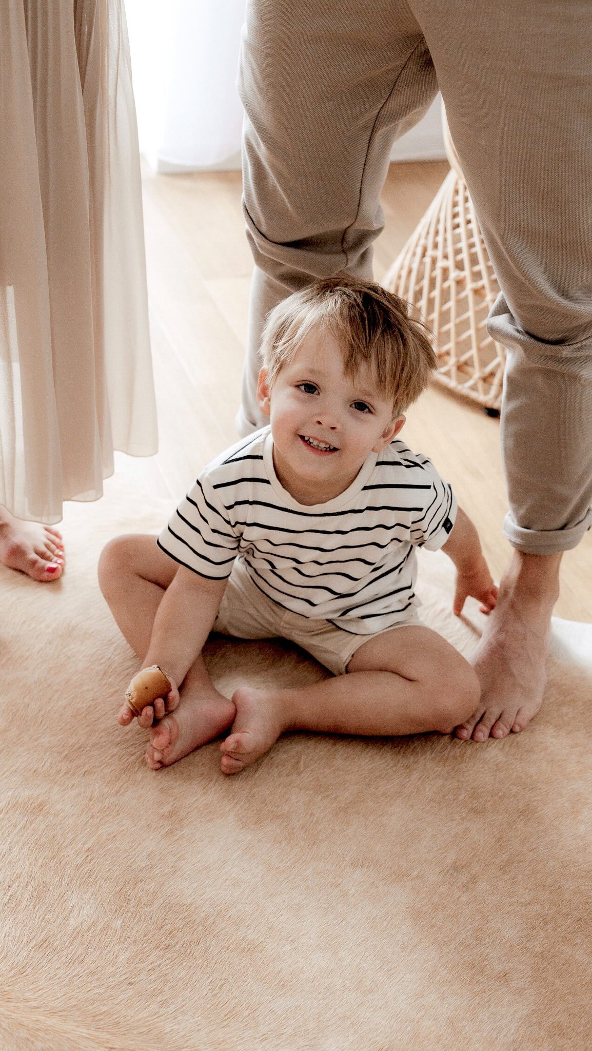 Was, wenn ein Familienshooting mehr als nur Fotos wären?
Ein Familienshooting ist so viel mehr als nur eine Reihe von gestellten Bildern – es ist ein Erlebnis!
Bei mir geht es nicht darum, perfekt zu posieren, sondern echte, ungestellte Momente zu schaffen. Während ihr als Familie einfach Zeit miteinander verbringt, zusammen interagiert, tanzt oder einfach nur herumalbert, halte ich im Hintergrund diese besonderen Augenblicke fest – das Lachen, die Umarmungen und die kleinen Gesten, die eure Verbindung zeigen.
So entstehen natürliche und authentische Bilder, die eure Geschichte erzählen.
Es geht darum, gemeinsam wertvolle Zeit zu genießen und dabei echte Emotionen einzufangen. Am Ende habt ihr nicht nur wunderschöne Fotos, sondern auch Erinnerungen an einen gemeinsamen Tag voller Freude und Liebe.
Was ihr eigentlich bei mir bucht, ist also nicht nur ein einfaches Fotoshooting, sondern wertvolle Familienzeit!
Klingt gut? Dann lasst uns zusammen unvergessliche Momente schaffen…🤎
#Familienshooting #EchteMomente #AuthentischeFotografie #ErinnerungenFürDieEwigkeit #Familienzeit #FotografinRahlstedt #FamilienfotografinHamburg