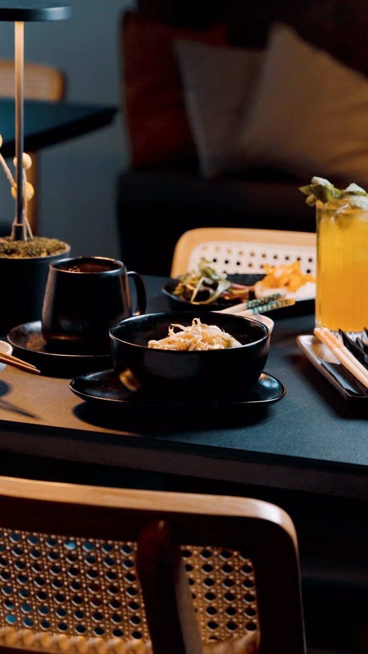 🍣Miyaki x Taste Twelve – Eine Einladung zum Genießen! 🍣
Wir freuen uns, Teil des renommierten Restaurantführers Taste Twelve zu sein! 🎉 Mit dem exklusiven Guide erhaltet ihr bei eurem ersten Besuch im Miyaki Restaurant eine persönliche Einladung zum Essen – das zweite Hauptgericht geht auf uns! 🍽️✨
Entdeckt die aufregende Vielfalt unserer modernen japanischen-persischen Küche und lasst euch von den Kreationen unseres Küchenteams überraschen. Eine einmalige Gelegenheit für alle, die auf der Suche nach neuen Geschmackserlebnissen sind. 🌸
Habt ihr euren Taste Twelve Guide schon in der Hand? Dann kommt vorbei und erlebt das Miyaki auf eine ganz besondere Weise!
📍 Miyaki Restaurant
#MiyakiRestaurant #TasteTwelve #EinladungZumEssen #Kulinarik #JapanischeKüche #GenussErleben
