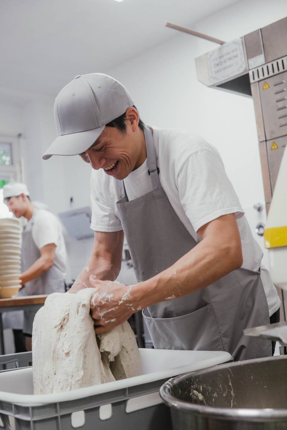 🎈 Allerherzlichsten Glückwunsch zum Geburtstag an Nam 🎂 dem Gründer, dem Kopf, dem Herz und der Seele von @cena.brot
Ohne IHN gäbe es unsere Sauerteig-Brotbäckerei nicht, ohne IHN gäbe es unsere drei fantastischen Brotsorten nicht und nur Dank IHM können wir überhaupt Menschen mit unseren Broten eine Freude bereiten ✨
Wir alle im Team sind so froh, dass wir ihn haben 💛
Vielen Dank für diese tollen Fotos von Nam 📸 @val.being
#sauerteig
#sauerteigbrot
#sourdough
#berlinerbrot
#brotbacken
#brotbackenmachtglücklich
#berlinfood
#berlinfoodie
#berlinfoodguide