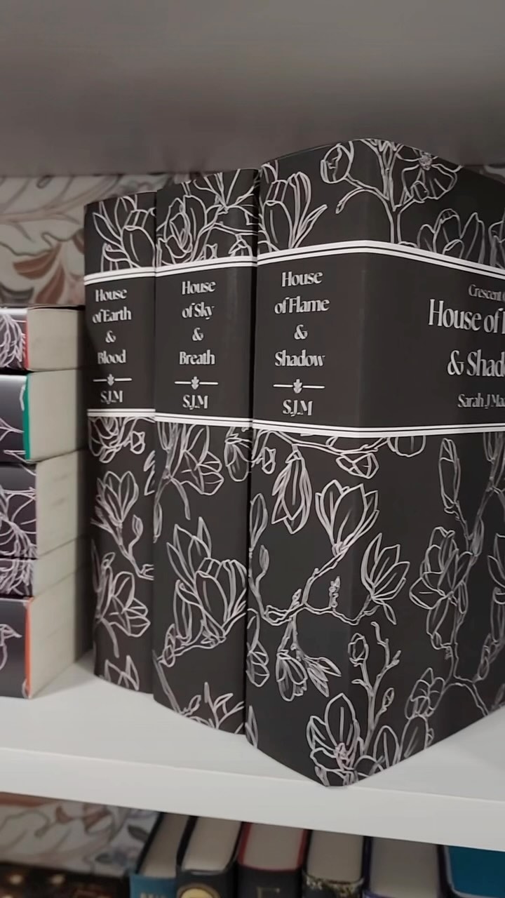 All witches need to ensure their library matches their vibes 🧙♀️🧙♀️🧙♀️ If you haven’t already, it’s time to check out our discrete matching Maasverse set! No matter if you own hardcovers, paperbacks or a mix of the two, you can finally have a matched set 😍
#bookstagram #spooky #spookyseason #discrete #discretecovers #maasverse #sarahjmaas #throneofglass #acotar #cresentcity #books #bookshelves