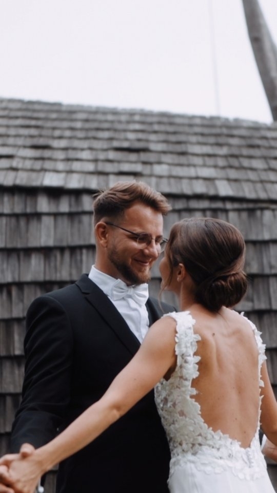 Pečlivě si vybírejte partnery pro svůj život. Pečujte o ně, pomáhejte jim, buďte jim na blízku když to potřebují, buďte schovívaví, zahrňte je láskou. Jsou to totiž ti, kteří s vámi budou kráčet po boku celým životem tím dobrým ale i špatným. Je to člověk na kterého se můžete vždy spolehnout, můžete mu věřit, že vás neopustí pro pomíjivý chtíč někoho jiného a nikdy se k vám netočí zády. Vždy se po těžkém dni budete mít za kým vracet a na koho se těšit. Pokud jste někoho takového našli, pak máte obrovské štěstí. Milovat někoho není jednoduché a někdy je to i hodně těžké, je to ale to nejlepší co vás může v životě potkat ❤️ Nejšťastnější lidé nemusí mít to nejlepší ze všeho, protože oni si udělají to nejlepší z toho, co mají. A většinou jde o maličkosti.