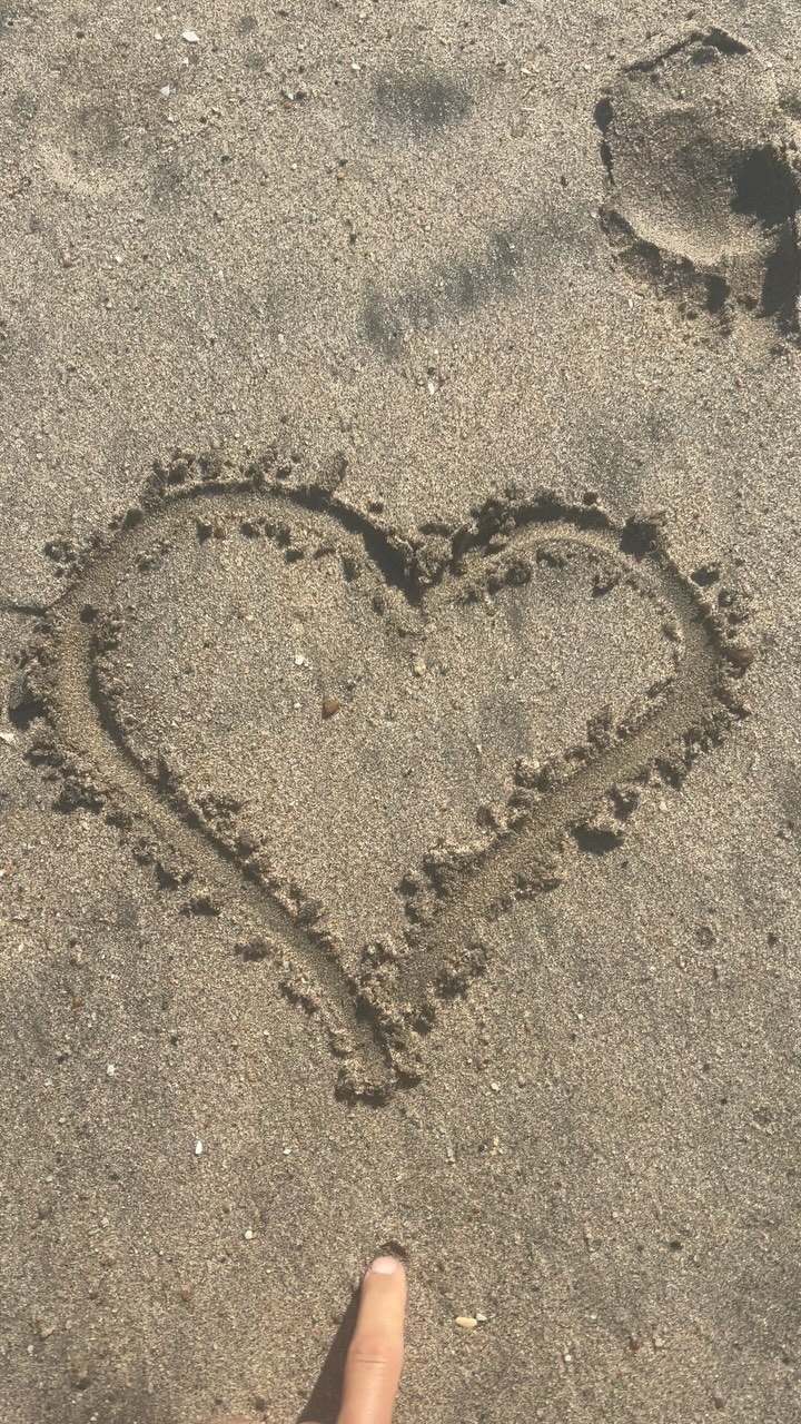 התקופה הזאת מרגישה ממש ממש לא קלה. עוד שניה אנחנו מציינים שנה מהרגע שהחיים של כולנו השתנו, והאירועים של הימים האחרונים גורמים לעוד ועוד תסכול ועצב. אני שמה לב שקשה לי להיות בנוכחות שלמה- המיינד שלי זורם למקומות אחרים וקשה לי להחזיק תדר גבוהה. זה מצב שלא נעים לי ובטח משפיע על הבנות שלי ועל שאר הסביבה שלי. אחד הדברים שממש עוזרים לי במצבים כאלה זה ללכת לטבול בים. עד לפני שבוע לא נכנסתי אפילו פעם אחת לים חשבתי שקר מדי, אבל אחרי סשן ריברסינג בו הבנתי כמה אני מחוברת למים וכמה זה דבר הכרחי בחיים שלי עשיתי את הקפיצה. אחרי הפיגוע שהיה ביפו, בשכונה הישנה שלי, ישר ידעתי שעליי לרדת לים ולקפוץ למים ולצוף. אז נכון, זה לא שינה את המציאות, אבל זה שינה את המציאות הפנימית שלי. זה גרם לגוף שלי להירגע ושחזרתי הביתה הרגשתי הרבה פחות לחץ בחזה. חשוב בתקופה הזאת למצוא דברים שעושים לנו ולגוף ולנפש שלנו טוב. קל מאוד לשקוע ברע, אבל צריך לזכור שאנחנו לא לבד, ולמצוא דברים שיעשו לנו טוב.
מה עושה לכם טוב? אשמח שתשתפו אותי 🙏