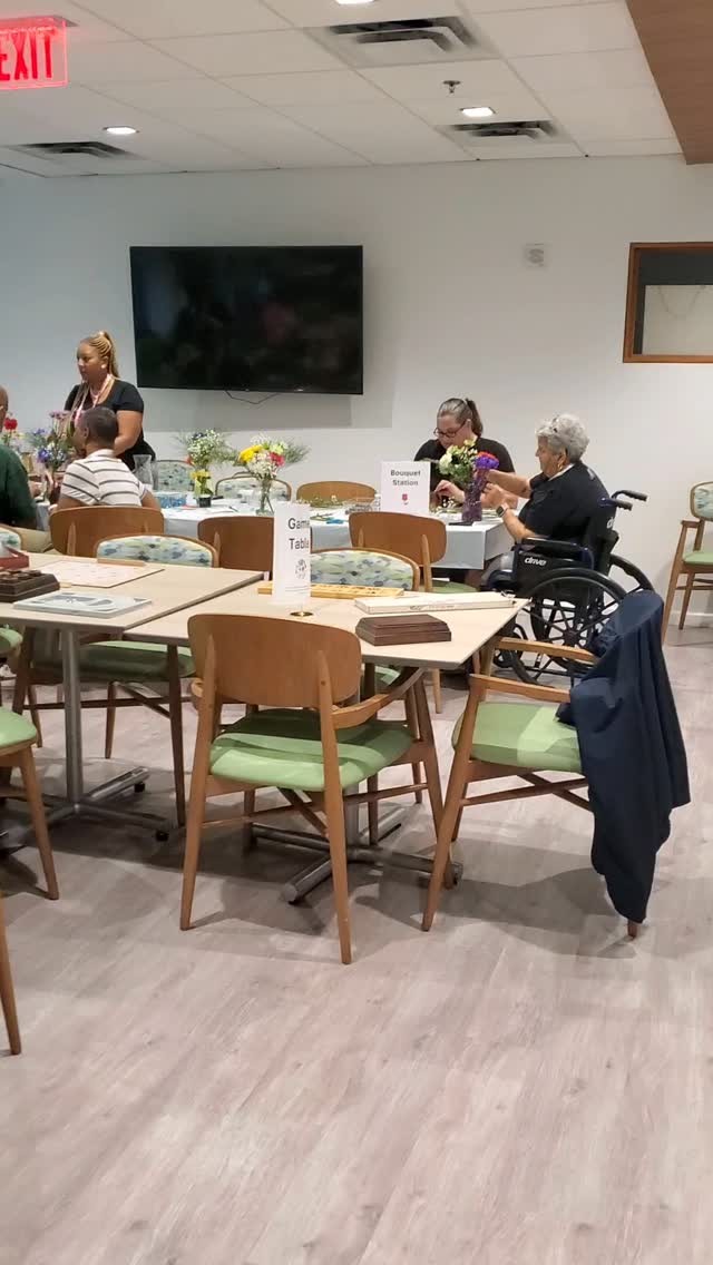Honeybee botanically was with @beatingcancerbeautifully at the hope lodge in Decatur. Being a blessing to wonderful people going through life's journey. They all left with smile and me I left with a full heart, just happy to be a blessing. Next quarter we'll be back again, showing love.