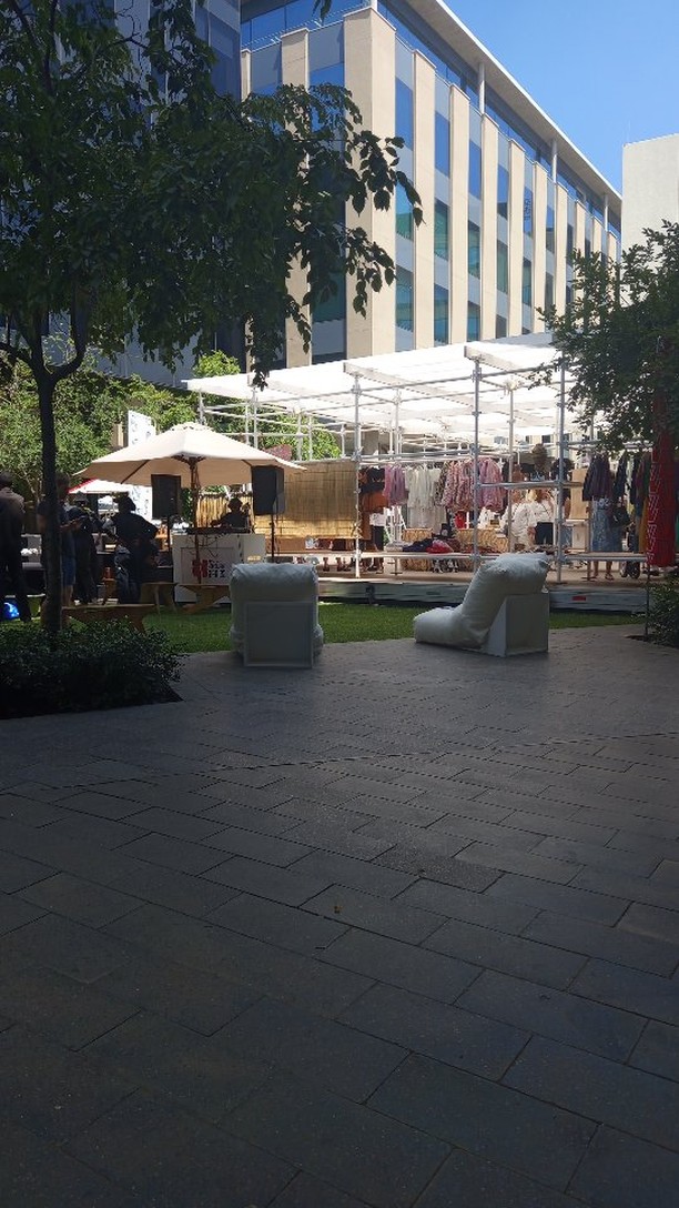 Great to see @capitec_handmadeafrica making African fashion more accessible. Well done !
#africanfashion #outandabout #dsgnexchange #fashion