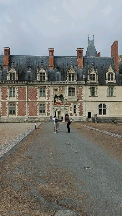 Vu en cette 4e et avant dernière journée de la #clacyclo2023 :
Blois et son château, des petits villages pleins d'autres chateaux, @laloireavelo et le check point à @ecolieu_la_filerie. L'après-midi sur les routes de Touraine, puis le long du Cher. Et en cadeau avant de rejoindre nos campements : le @chateau_chenonceau
*
*
*
*
#clacyclo #voyageavelo #microaventure #bikepacking #laloireavelo #chateaux #chateauxdelaloire #Blois #lafranceavelo #maiavelo @maiavelofrance