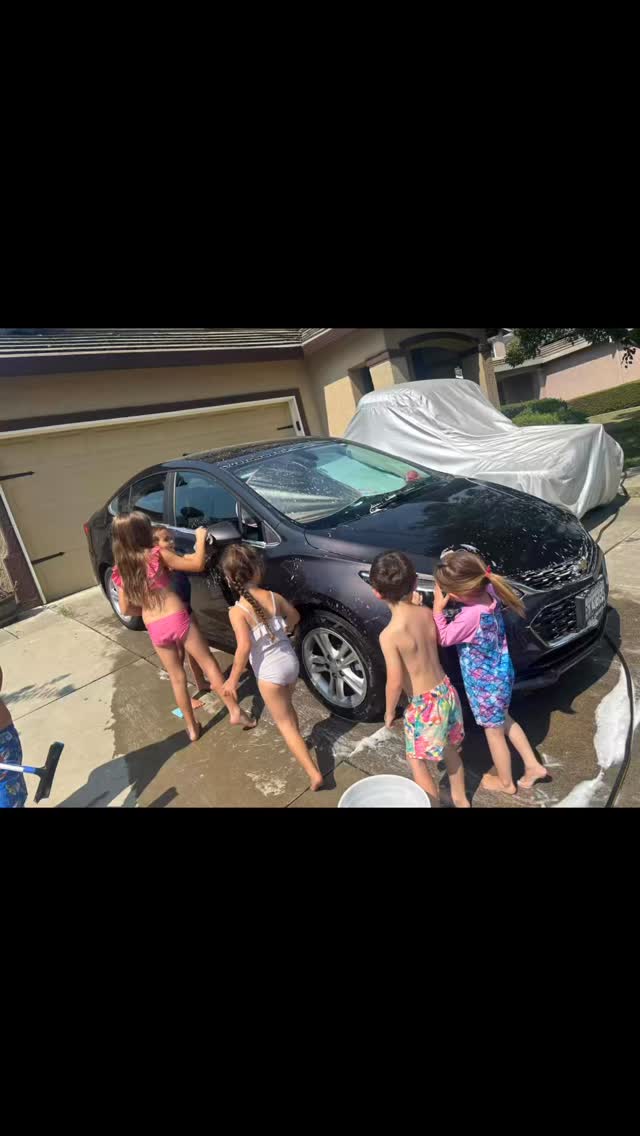 💦 Splish Splash Week 💦 was all about water fun, and today’s car wash was a hit! Our Bees had the best time scrubbing, spraying, and laughing together in the sun ☀️