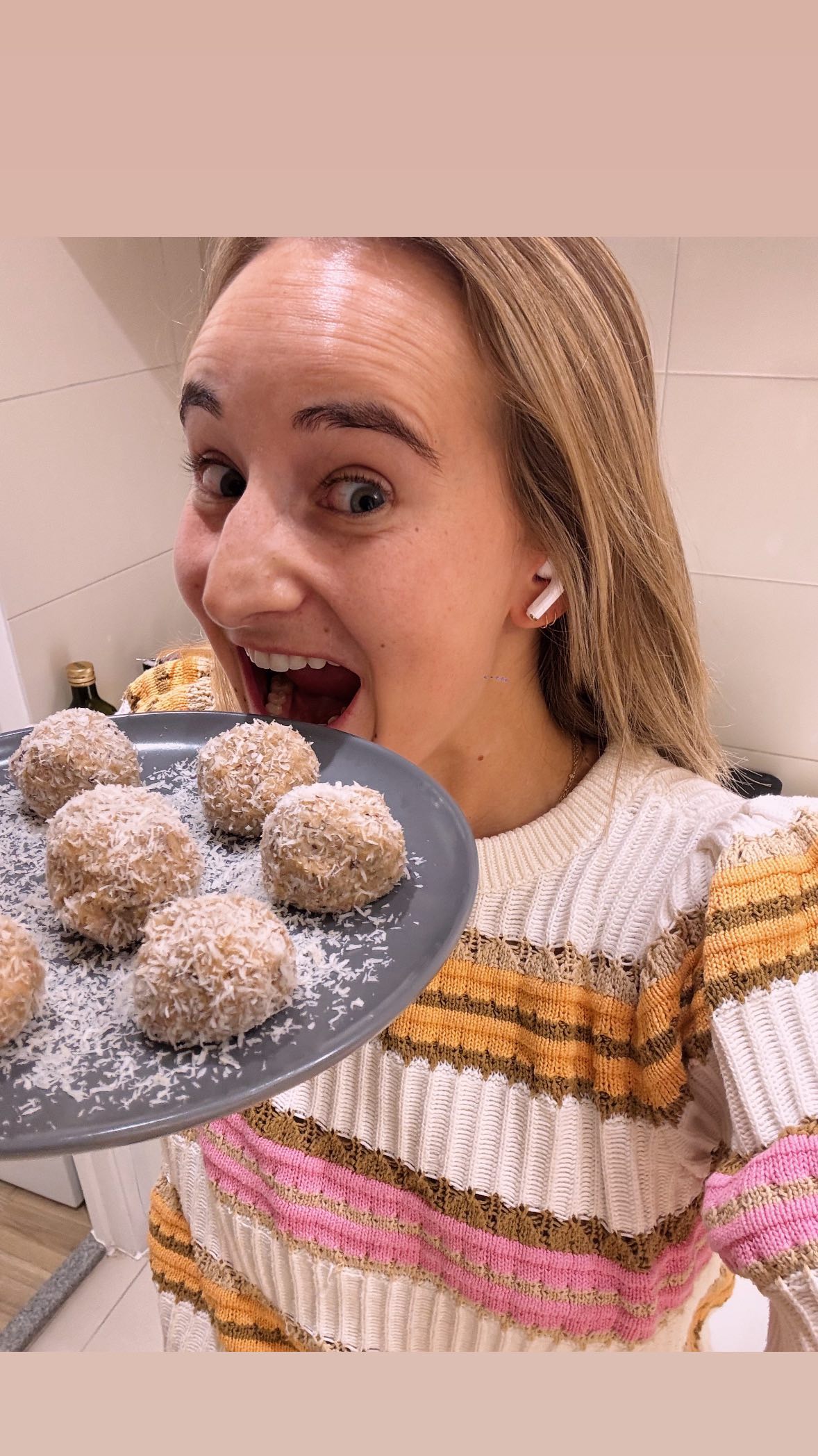My Friday Night?
Making energy balls to fuel my trail with good nutrition and power! 😜
Good Fat✅
Gluten-Free✅
Vegan✅
No Added Sugar✅
Ingredients:
* 4 dehydrated dates
* 1 tablespoon peanut butter 🥜
* Mixed nuts 🌰
* Chia seeds
* Coconut powder 🥥
* Water 💦
Steps:
1. Put everything in your blender except the coconut powder.
2. Stop halfway to stir, then add half a cup of water and 2-3 tablespoons of coconut powder.
3. Use your hands to form beautiful round balls! 👌🏼
4. Roll them in coconut powder if desired.
5. Let them rest in the fridge for 2 hours or overnight.
Enjoy them as a breakfast before or after your workout, or simply to give you energy throughout the day! 👅
It’s easy, tasty, and simple to make healthy food. 🥰
Enjoy!
•
•
•
#energy #workout #WorkoutMotivation #power #powerworkout #energyballs #healthylife #HealthyLifestyle #recipes #healthyrecipes #health #healthy #healthydiet #GlutenFree