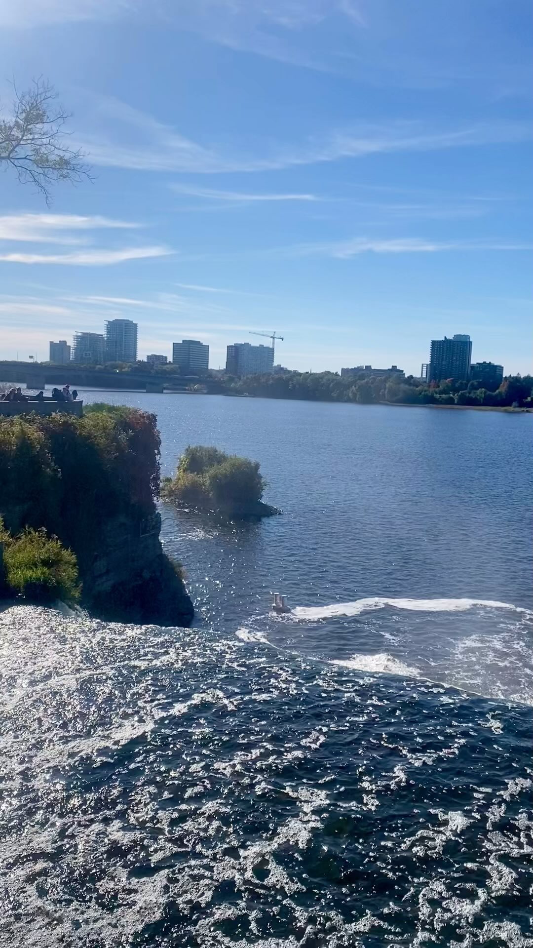 Dive in the blue of Ottawa 💦🍁