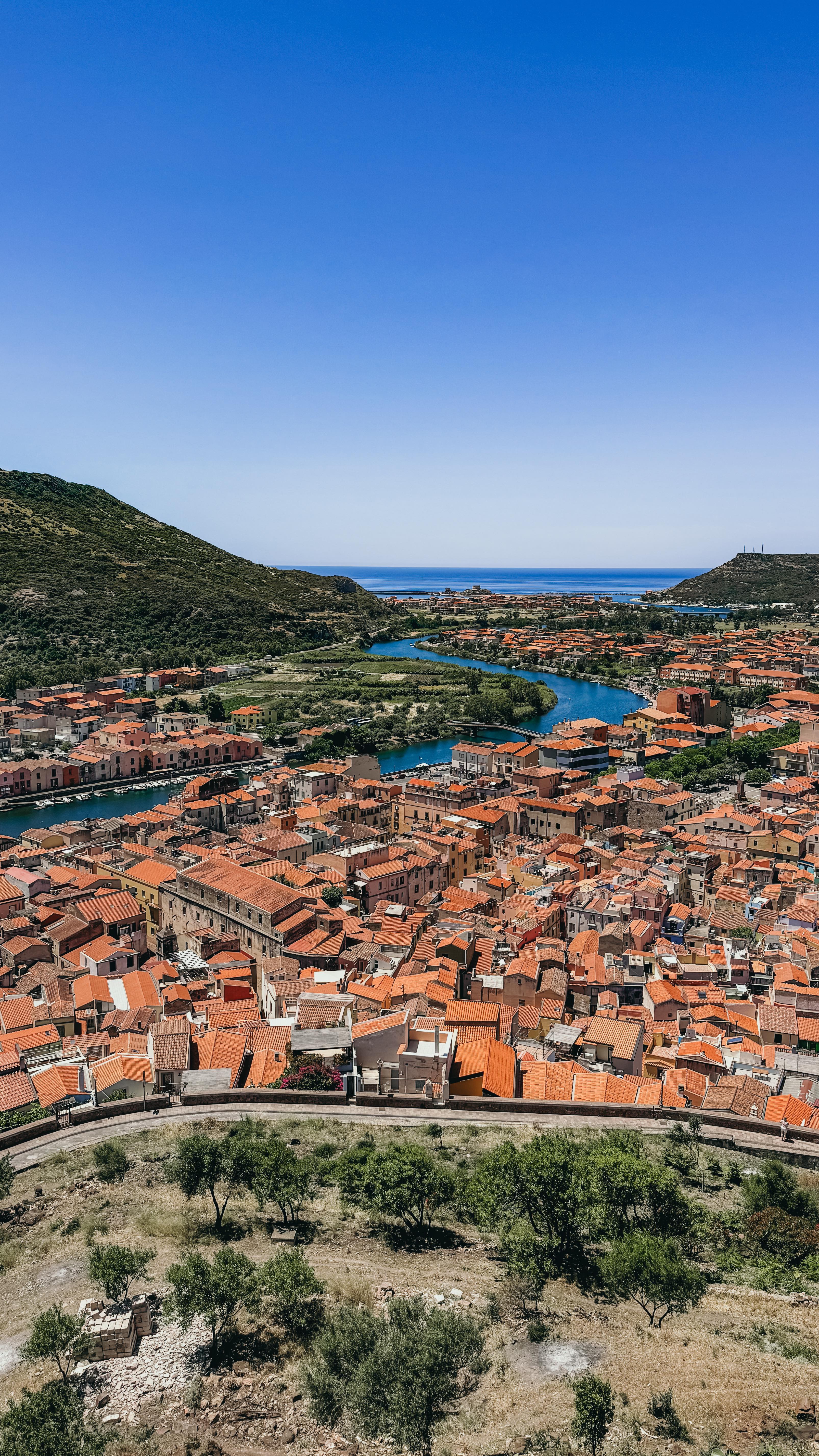 Le petite village de Bosa était notre première étape lors de notre voyage en Sardaigne.
Nous nous sommes rendu jusqu’à son château afin d’avoir une magnifique vue sur le village, la montagne et la mer.
En redescendant vous pourrez découvrir pleins de jolies ruelles remplies de maisons colorées.
Le village se visite en quelques heures, une jolie étape avant de se rendre à Alghero par la route panoramique.
#sardaigne #bosa #sardaigne🇮🇹 #visitsardinia