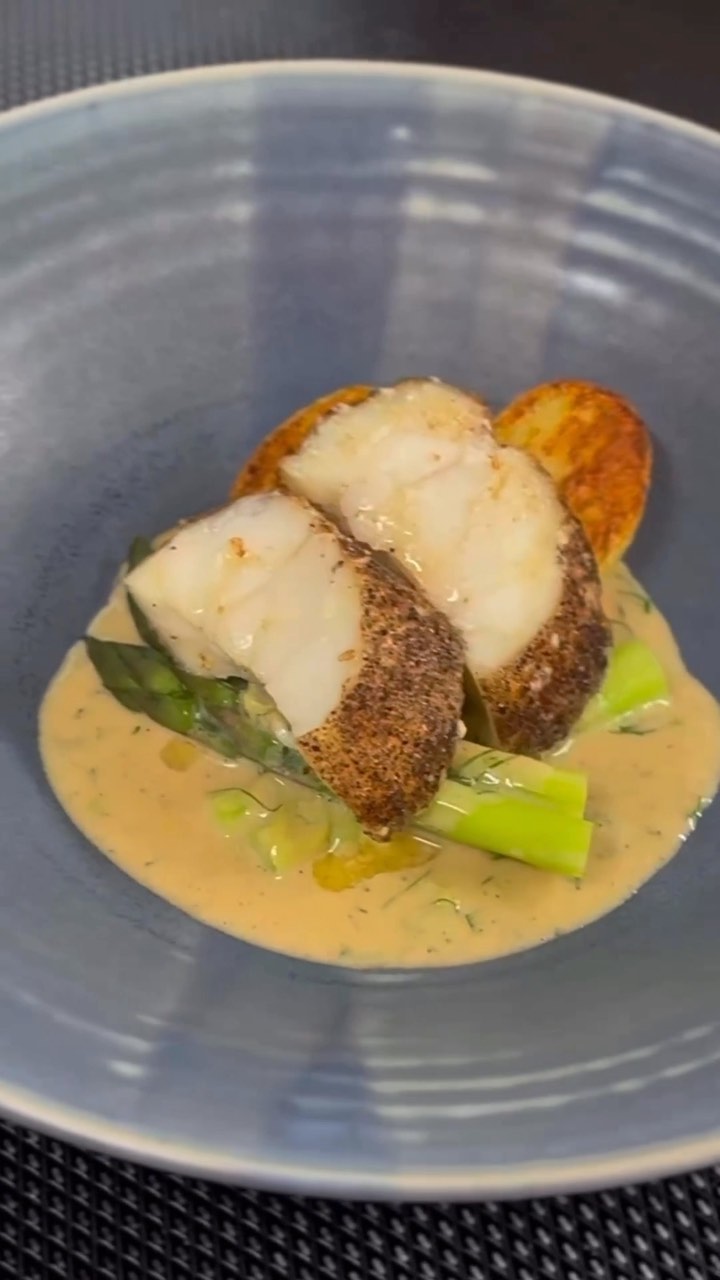 Exquisites Genusserlebnis: Dry Aged Monkfish 🔥
_
Tauche ein in ein aussergewöhnliches kulinarisches Erlebnis: dryaged Meeresteufel mit schwarzem Pfeffer. 🐟 Sechs Tage gereift, dann perfekt in Salz 🧂 und Butter 🧈 gekocht, serviert mit Kartoffeln 🥔, Clotted Cream und einer köstlichen Pfefferkornsauce, kreiert von nathanoutlaw.
„The meatiest monkfish I’ve ever cooked and tasted.“ Ein wahrer Genuss, der den einzigartigen Charakter des Fisches hervorbringt. 🤤
#dryager #dryagerlove #dryaging #dryaged #smartaging #dryagedfish #fishing #fishrecipes #goodcatch #seafood #seafoodlover #fish #maturation #fishmaturation #fishbutcher #freshisboring
📸: nathanoutlaw – Danke fürs Teilen!🙏🏼