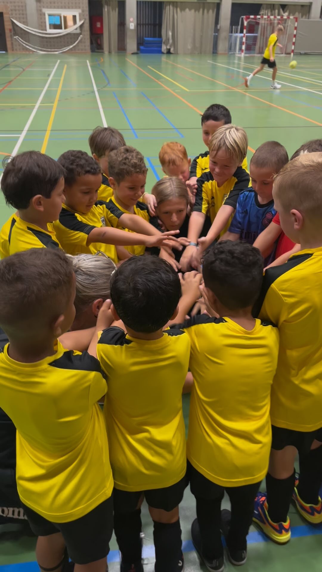 De zaaltrainingen zijn van start gegaan!
De meest waardevolle investering die we kunnen doen, blijft de investering in onze kinderen want zij zijn onze toekomst.
Inzetten op onze multimove skills!
Links rechts hoog laag…
Rollen klauteren springen vallen …
FUN FUN FUN
Goed gewerkt toppers.
#multimove #zaaltraining #onderbouw #investeren #kinderenvandetoekomst