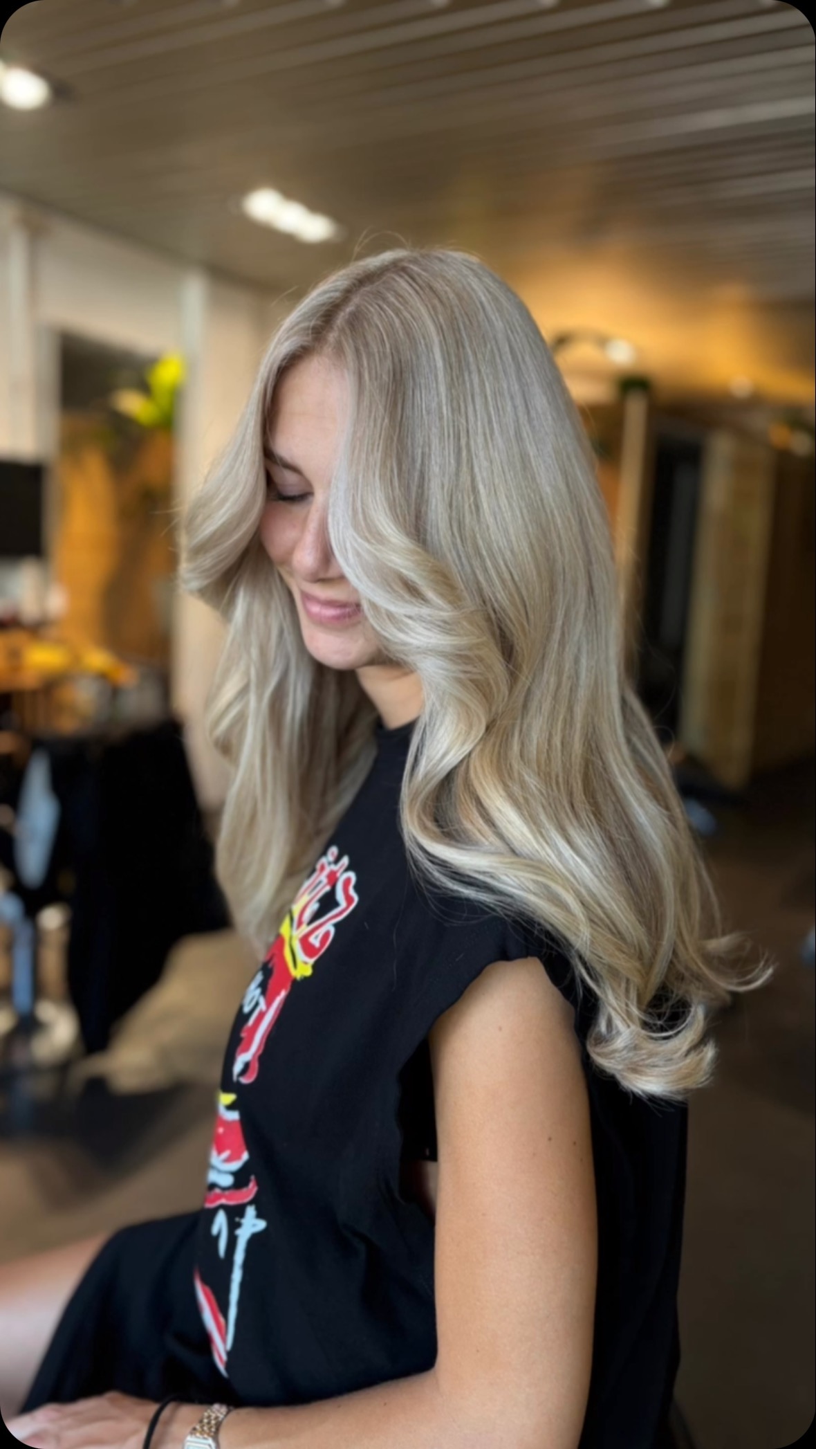 Fresh Pearly Blonde for @lizabouman ✨
We decided to go for our signature babylights as a base to prevent any harsh growout, perfect for a low maintenance blondie like Liza!
Curious about your options? Contact us through DM, WhatsApp, email or schedule your appointment with us right away!
www.eorganicsalon.nl
Info@eorganicsalon.nl
#ecosalon #japaneseheadspa #scalpcare #hairinspo #organichaircare #bestsalonnearme #organichaircolor #balayageexpert #owaysalon #colorspecialists