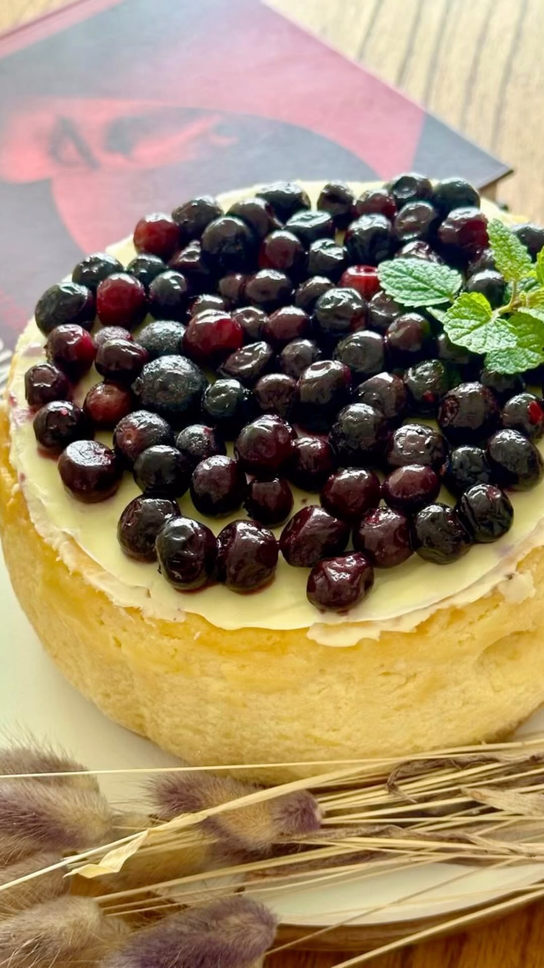 Cheesecake de chocolate blanco y arandanos: Base de vainilla, cream cheese de chocolate blanco y cubierta de arándanos.
Hoy hay magia en la cocina! 🎉
#cheesecakelover #cheesecake #cheesecakes #ohcheesecake #cheesecakearandano #arandanos #cheesecakechocolate #nordelta #villanuevatigre #benavideztigre #mascwitz #chocolateblanco #cheesecakearandanos