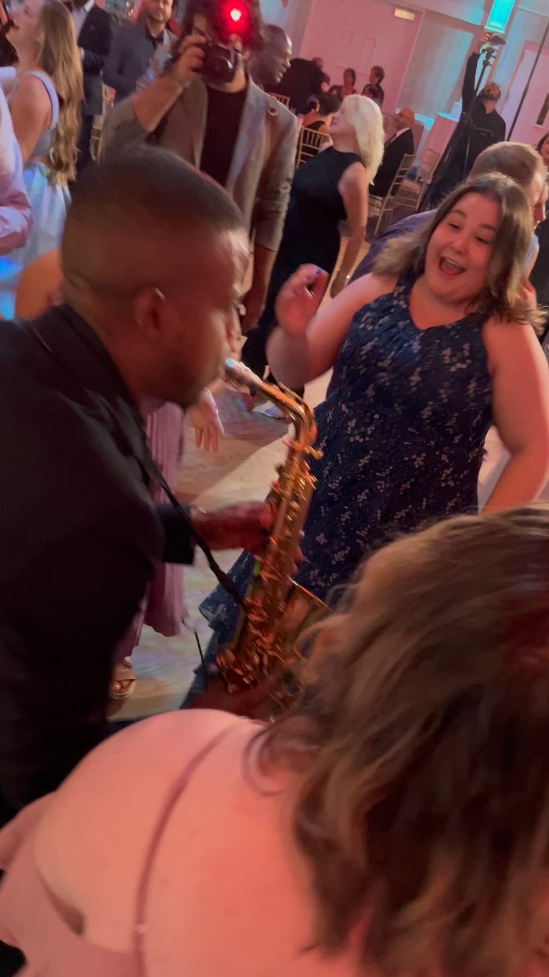 Adding some 🎷to your DJ event package just makes the party 🔥.. the energy filled the room!
.
.
.
#sax #livemusic #fusion #dj #mc #wedding #weddingevents #weddingsax #banddj #dontmissabeatevents #bride #groom #party #like