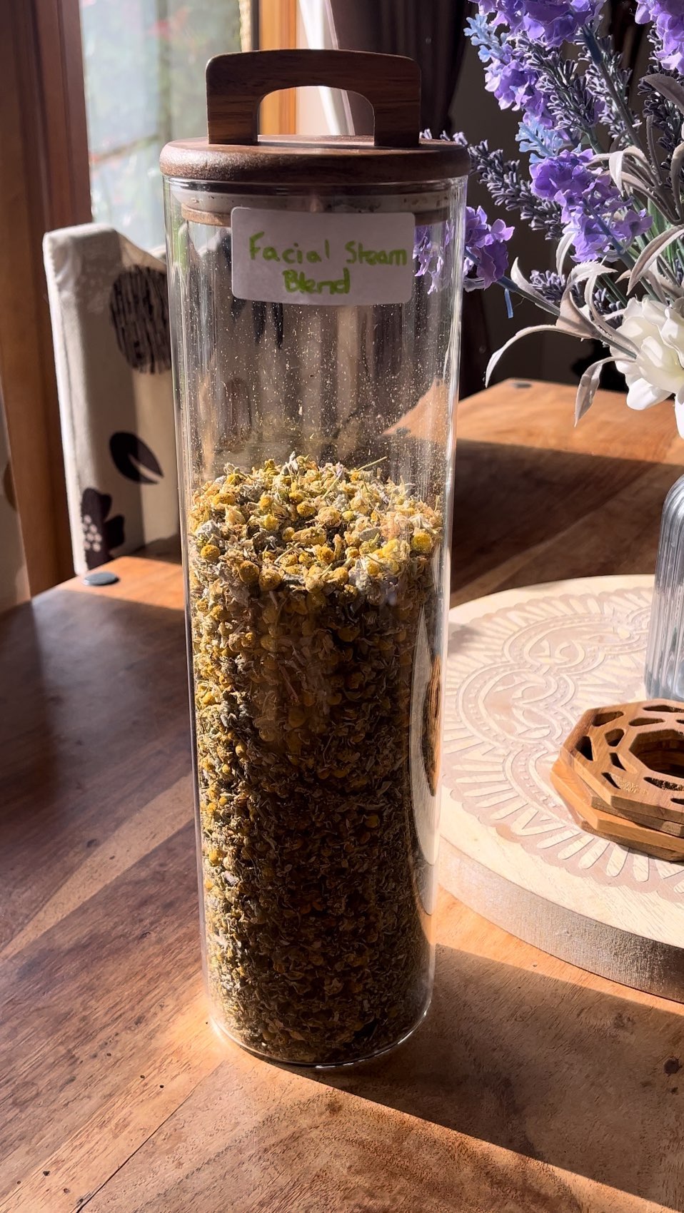 A Sunday reset for me means treating my skin to a gorrrgeous herbal facial steam created by @angelictouchholistics 🥰 she’s also got some herbal teas you can order online too!! ☕️
#herbal #facialsteam #wellness #holisticcare #herbalife #skincare #mindbodysoul #sundayreset #treatyourskin #herbalteas #herballover