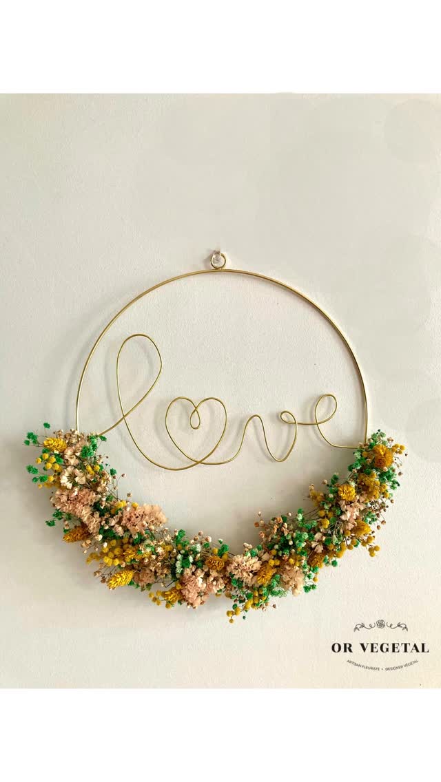 🌱🏃♀️Rush créatif ce week-end, toute l'équipe s'est mobilisée pour préparer un large choix de couronnes de fleurs séchées, de toutes les couleurs et avec des petits mots doux différents.
💚Lequel à votre préférences ??? Amour ? Maman ? Life ?
🏃♀️ Venez vite chercher la vôtre pour ce dimanche 😉
#orvegetal #fleuristepau #couronnefleurssechees #couronnedefleurs #fleurssechees #paumaville #designervegetal #commercedecentreville #commerceapau #paupyreneesatlantiques #fetedesmeres2025