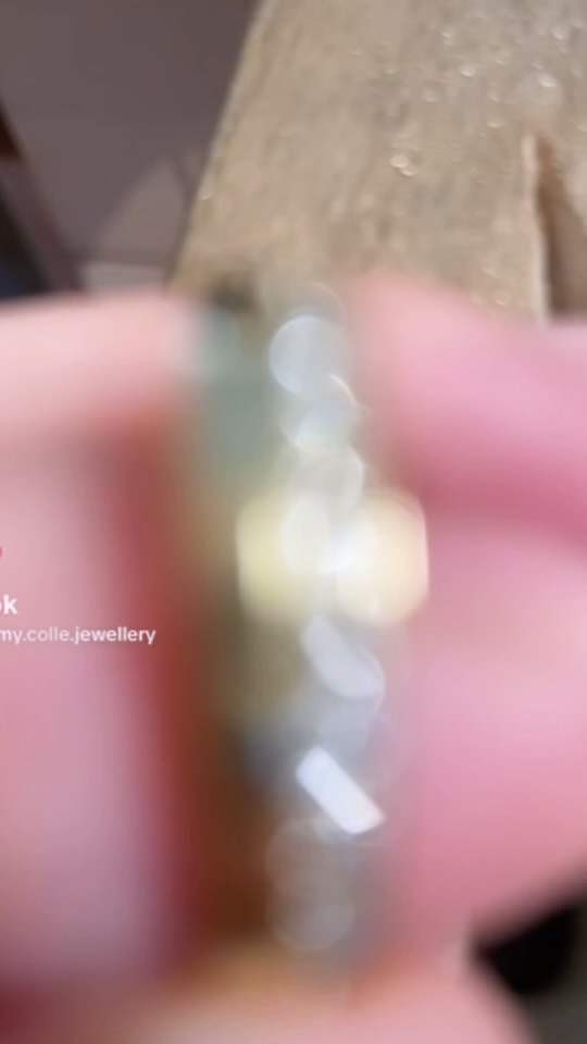 Hier wurde ein Trauring einer Kundin aufgefrischt.
Dabei wird natürlich auch der Sitz der Steine kontrolliert und geschaut ob alle Körnchen noch an ihrem Platz sind.
Wichtige Info! Lasst euren Schmuck mit Diamanten (besonders Ringe) 1x im Jahr bei eurem Goldschmied des Vertrauens kontrollieren und zur Reinigung da.
Dann erfreut sich nicht nur der Schmuck, sondern auch die Trägerin am neuen strahlendem Stück 🫶