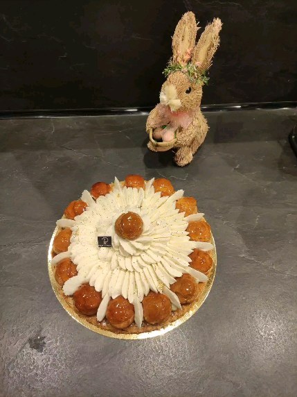 🐰 Pour Pâques je vous propose le St Honoré, le Paris Brest, le Bunny cake et la tarte poires. À commander 48h avant le jour du retrait. 😉