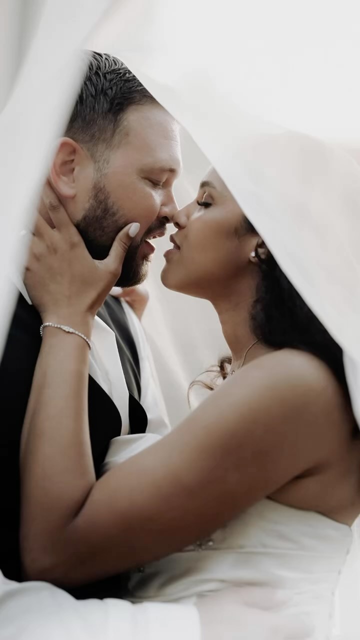 Happy Anniversary! Ok, nog 1 dag … maar ik wilde niet langer wachten om de foto’s van dit geweldige koppel te laten zien. En guess what! Ik mag ze binnenkort weer fotograferen, maar dan niet het huwelijk ;)
Desiree en Pim trouwden op 1 van mijn favo locaties: Kasteel Hooge Vuursche. Het was een heerlijke zomerdag, hoewel Pim het misschien een tikkeltje te warm vond ;)