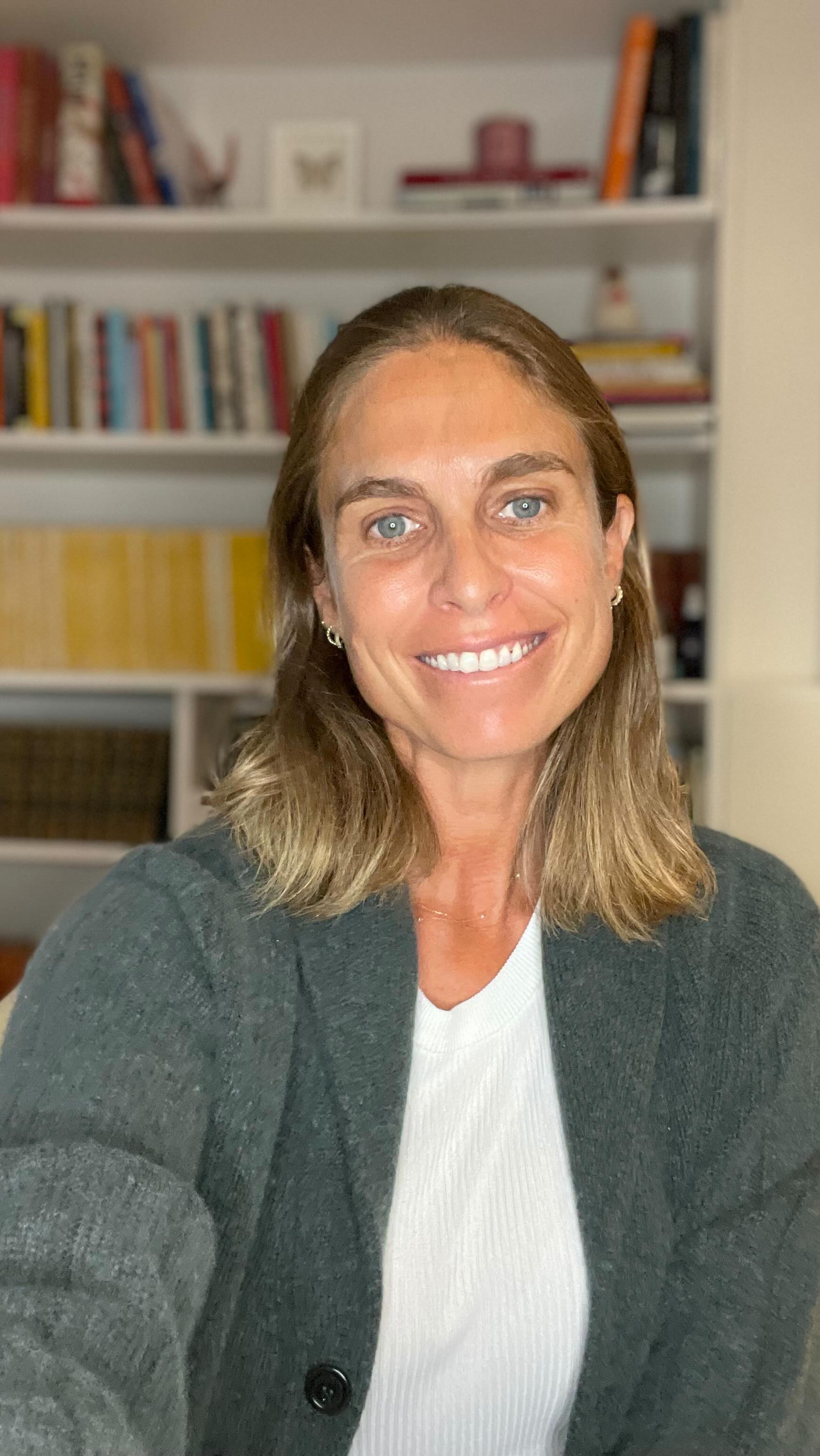 Hola! Bienvenidos a todos los nuevos seguidores de esta cuenta 🙌🏻💫🌟 gracias por sumarse. Les hice este videito para volverme a presentar… compartir un poco de lo que hago, e invitarlos a platicar y preguntar todo lo que quieran! ❤️😊