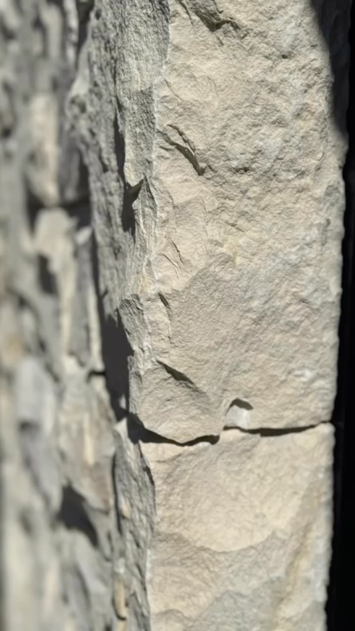 Making progress on this bad boy down by the lake. Loving the contrast of materials in this build. It’s something quite special
#lakemacquarie #bythelake #foreverhome #limestone #stone #stonecladding #stonemasonry #newcastle #newcastlebuilers #stoneelements
