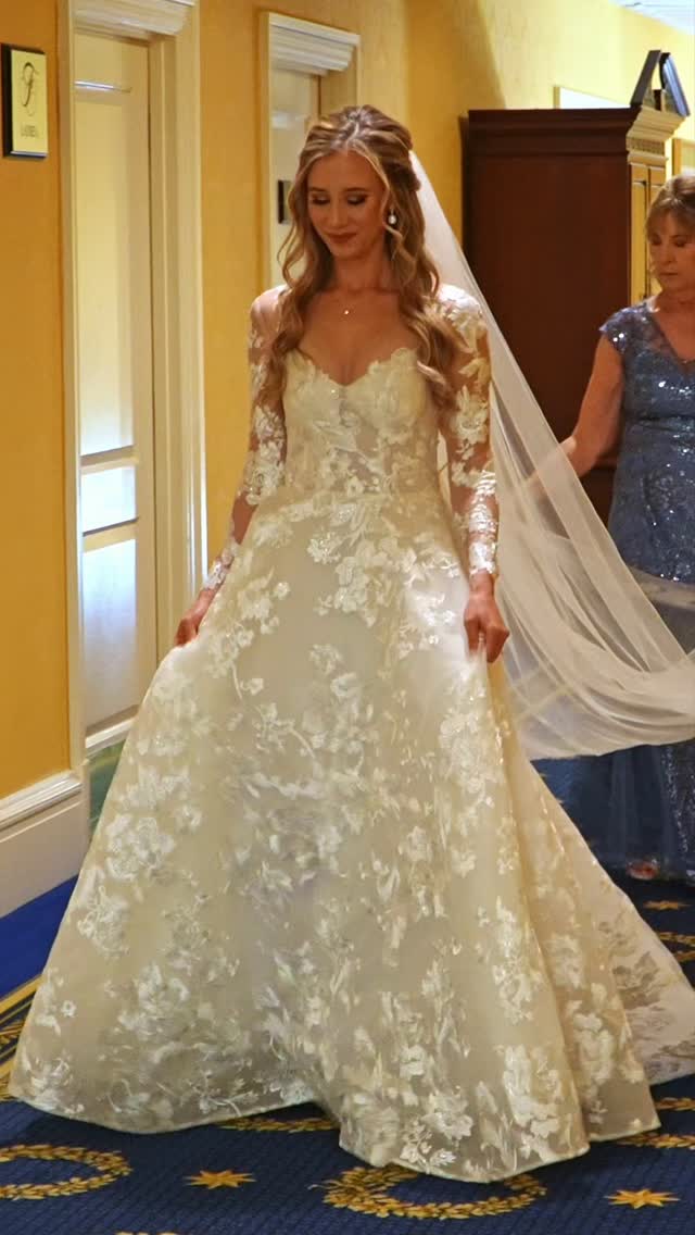 Laura's first look with the Bridesmaids ๐งก
.
.
.
.
#weddingfilm #weddingday #firstlook #bridesmaids #bridesofinstagram #virginiawedding