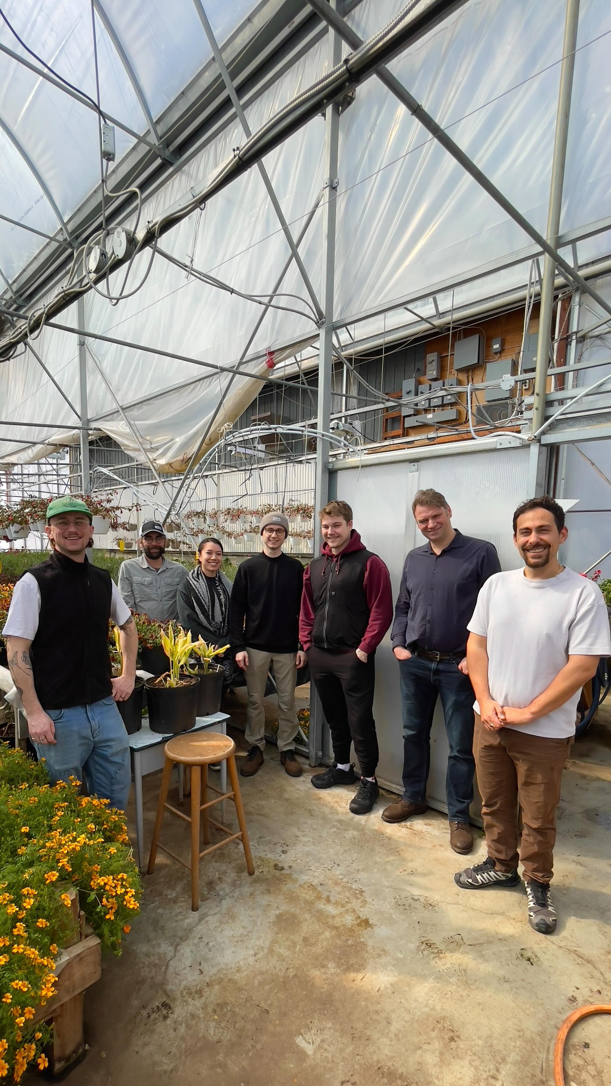 Depuis 30 ans, Marc-André, propriétaire de Les Fines herbes par Daniel, explore de nouvelles variétés d’herbes, de fleurs et de micro-pousses pour notre restaurant. Ensemble, nous mettons en valeur ces produits pour leur esthétique et surtout pour leur goût exceptionnel. Avec Marc-André, chaque plat raconte une histoire de fraîcheur et d’authenticité. 🌸