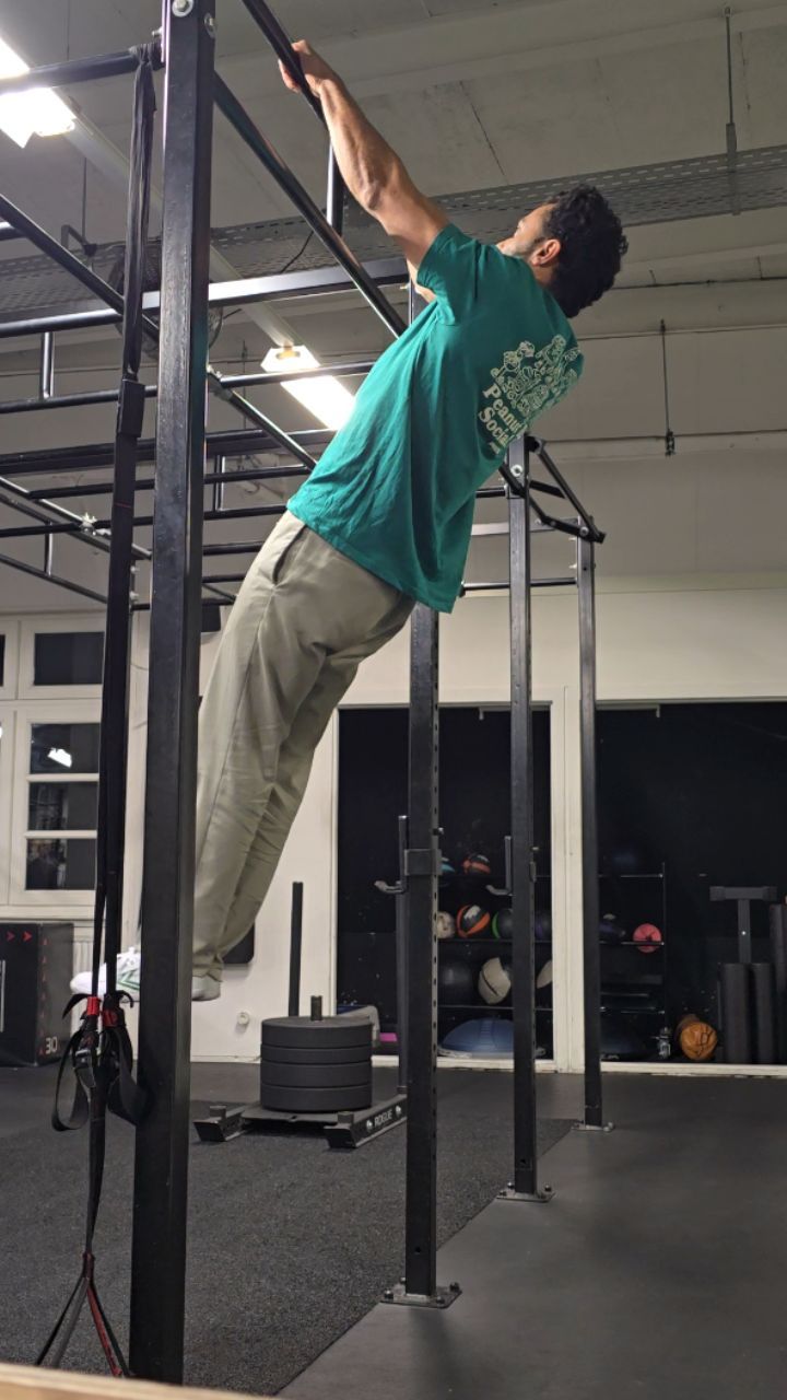 I love pull-ups❤️ and I try all kinds of styles to strengthen my explosivity, power, grip, and stronger traps and lats.
These 4 are some of my favourite exercises in pull ups that will definitely up your game💪💪
1. Compression pull ups
Trying to pull from force and not swinging or leg kicks and avoiding touching the bottom bar with my forearms🔥
2. Vertical Bicep Curl up
Same as the first one, with no swinging and avoiding touching the bottom bar with your elbows.
3. High low pulls in concentric phase
Abs braced to avoid arching and excessive leg movements
4. Iron grip pulls
If you look closely, I am trying not to move my elbows forward. And to keep it steadily perfectly under the bar.
Try these routines in your pull days, guaranteed succes, and much more power💪💥💥
#calisthenics #pullups #trainertips #streetworkout
#pullday #fitnessmotivation #dailyfitness #getinshape #strongman #getfit #gymtime #fitnesshacks #noequipmentworkout #bodyweight #strengthtraining #coreislife #workouttips #fitnesshacks #trainlikeapro #physiotherapist
Wearing: @prozis
Use my code: calisthenicsunited for discount and free goodies!!!