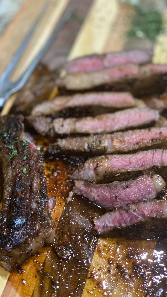 🥩 Ribeye Steak
Seasoned and cooked to perfection 🤌🏼
With loaded baked potato 🥔 and parmesan roasted broccoli on the side! 🤤
#montgomeryskitchen #tampafoodie #tampaeats #tampachef #tampacatering #ribeyesteak