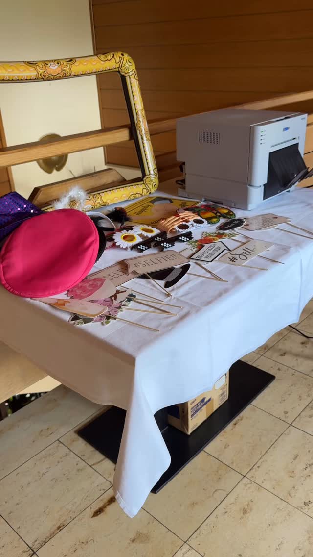 💍 Eure Liebe – perfekt in Szene gesetzt!
Unsere Happybox war bei dieser Hochzeit das absolute Highlight 📸✨
🎉 Warum sie auf keiner Feier fehlen darf:
• 💕 Hochzeitsmomente zum Mitnehmen
• 📷 Sofortdruck für Erinnerungen, die bleiben
• 🎭 Requisiten für Spaß & Style
• 💫 Einfach, stylish & immer ein Hingucker
• 🥂 Unterhaltung für Gäste jeden Alters
Ob edel, verspielt oder boho – die Happybox passt sich eurer Traumlocation an.
👉 Buchen & unvergessliche Erinnerungen schaffen!
#hochzeitsplanung #fotoboxmieten #hochzeitsgeschenk #hochzeitsfeier #unterhaltung #niederösterreich