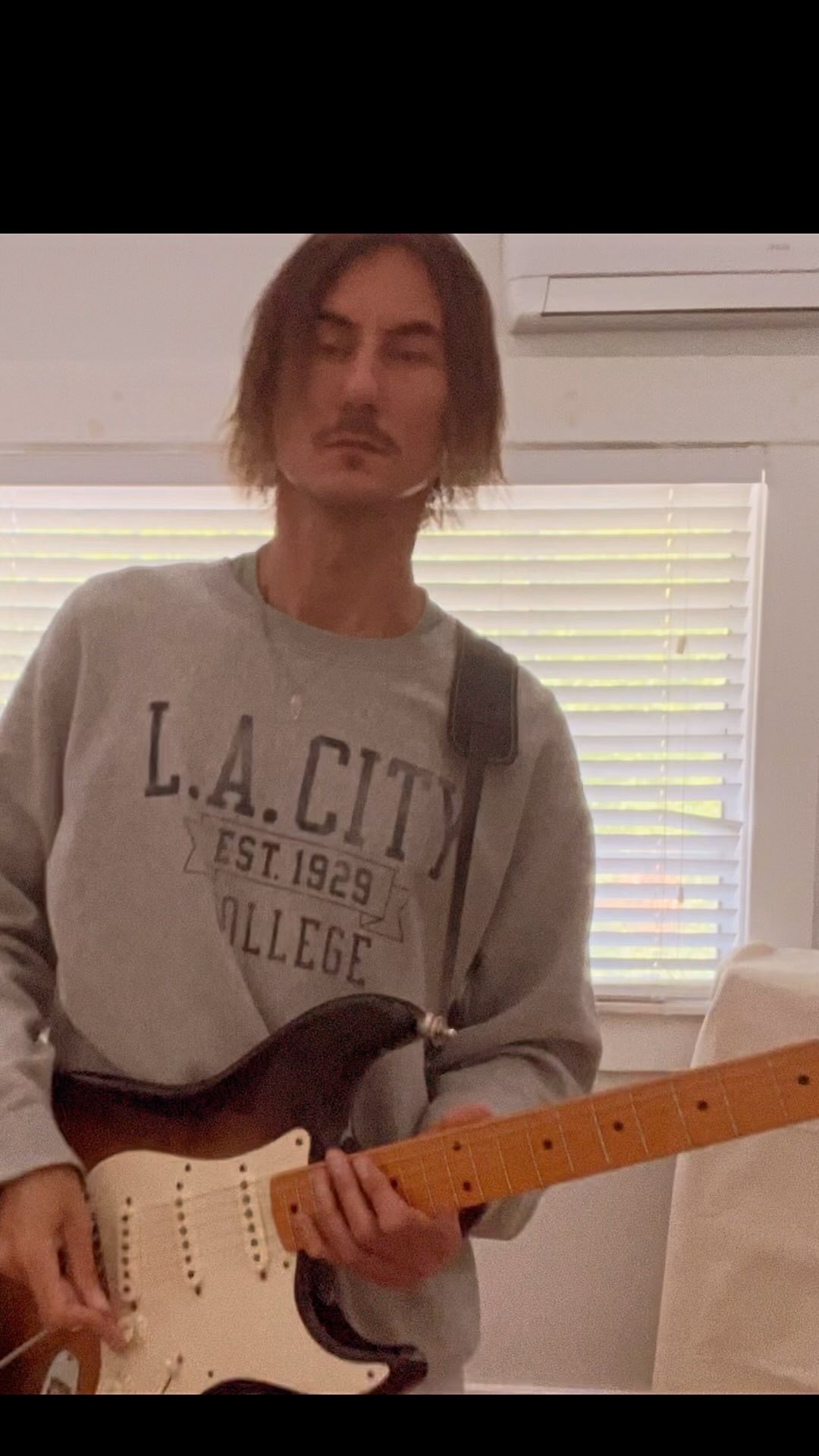 Recently, I got into my tweed amp again. I’m plugging in directly into the input of the amp. No pedals. Although It’s just a room mic, but you can hear that there isn’t too much distortion in the tone, but it has tones of sustain. Love it!
#guitarlessons #guitarlesson #guitarlessonsonline #guitarlessonsforbeginners #fender #fenderstratocaster #fenderguitars #fenderamp #tweeddeluxe