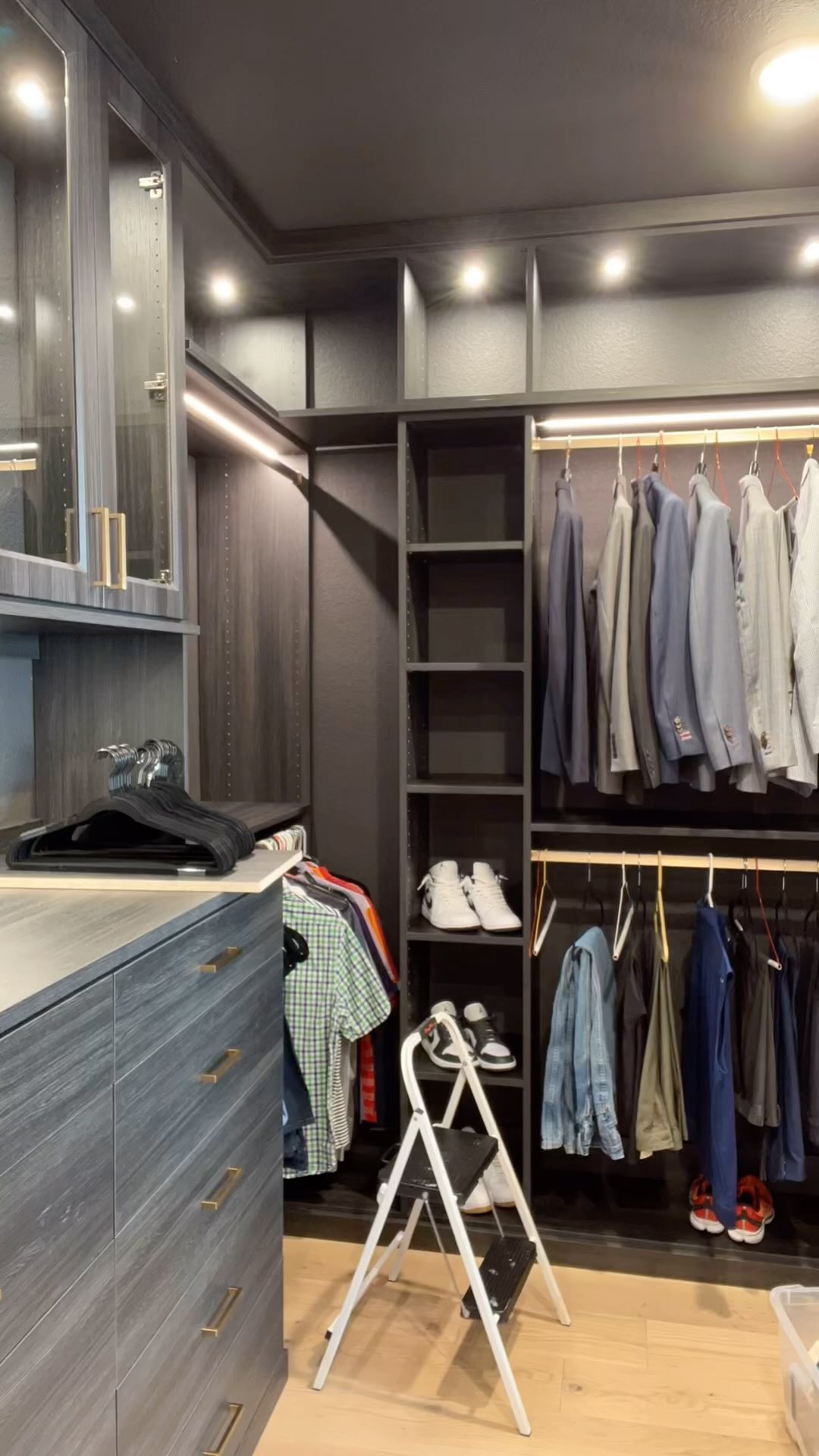 Want to know the fastest and most affordable closet upgrade?
Uniform hangers.
It may seem silly, but having just one style hanger makes a huge difference visually. I also like to organize like items by color, but if they are all on different style/color hangers- it just isn’t as clean.
My favorite budget-friendly hangers are the ones from Costco- black flocked, but if you have an aversion to velvety textures there are great rubber options on Amazon.
*If you’re in a season of life that replacing all of your hangers is not in the budget- (A) that’s okay- I’ve been there. You’re still totally awesome 👍🏻. And (B), grouping like items and then sorting by color is something you can do for free to upgrade your closet sitch. You got this 🫶🏻