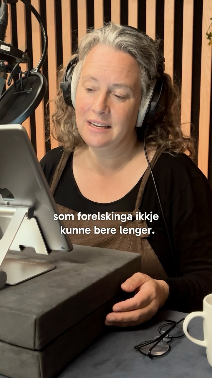 Silje Breivik leser «Mellom oss sagt» av Marit Eikemo for Samlaget 🎙️🎧📖
@breiviksilje @marit_eikemo_privat @detnorskesamlaget