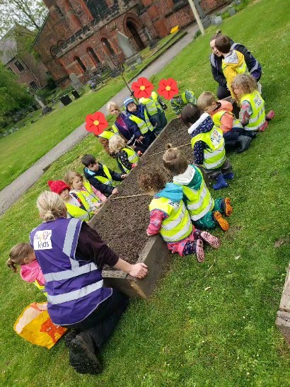 Today's Forest School was spent at Happy Kids HQ.
We were very excited to sow our first @the_rhs seeds in the @stgeorgesalty Community Garden and to plant bamboo and fragrant flowers in our Wellbeing Garden.
We finished with smores around the firepit.
A perfect start to the weekend 👌
.
#forestschool #rhsgrowwithit #communitygarden #planting #nature #happykids #altrincham #childcare #agreatplacetobe
