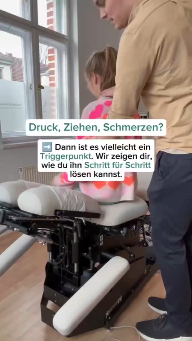 Du hast einen lokalen Schmerz, der ausstrahlt, sich dumpf oder ziehend anfühlt? 🤯
Häufig steckt ein sogenannter Triggerpunkt dahinter – eine überreizte Stelle im Muskelgewebe, die z.B. durch Stress oder Überlastung entstehen kann.
In diesem Reel zeigen wir dir, wie du Schritt für Schritt selbst vorgehen kannst, um diese Spannungen sanft zu lösen.
Aber: Manche Triggerpunkte sitzen tiefer oder sind besonders hartnäckig – dann kann eine gezielte manuelle Behandlung sinnvoll sein. Wenn du möchtest, helfen wir dir gerne dabei, die Ursache zu finden und langfristig zu lindern. 🙌🏻
📍 ChiroDynamik Potsam
🗓️ Buche deinen Termin über den Link in der Bio oder schreibe uns eine DM!
CHIROPRATIK CHIROPRAKTOR GESUNDHEIT PRAXIS TRIGGERPUNKT
#Chiropraktik #Schmerzfrei #Gesundheit #Beweglichkeit #chirodynamikpotsdam #wohlbefinden #chiropraktor #chiropraktiker #chiropraktikpraxis #rückenschmerzen #manuelletherapie #chirodynamik #triggerpunkt