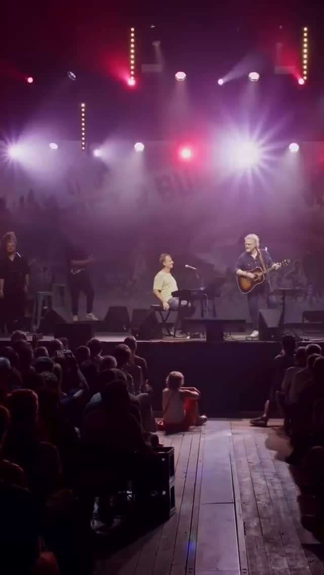 🎪 @niedeckensbap Danke für diesen unvergesslichen Sommerabend auf dem ZMF!
Ein ganz besonderer Moment 2024 für uns als Band – gemeinsam mit Wolfgang Niedecken (BAP) auf der Bühne zu stehen und „Verdamp lang her“ zu spielen.
Es war heiß, ein bisschen crazy emotional und mit Wolfgang natürlich legendär – wir sind stolz, Teil dieser Feier gewesen zu sein.
Nicht als Showband, sondern als musikalischer Begleiter eines Abends voller Geschichte, Herz und besonderer Begegnungen.
👇
Welche Songs haben für euch Geschichte geschrieben? Wir lesen mit.
#Nightunes #SCF120 #WolfgangNiedecken #BAP #ZMF2025 #FreiburgLive #LiveMomente #VerdampLangHer #BandAlltag #Kulturfeiern #ZirkuszeltVibes #scfreiburg #eventband #showband #weddingband