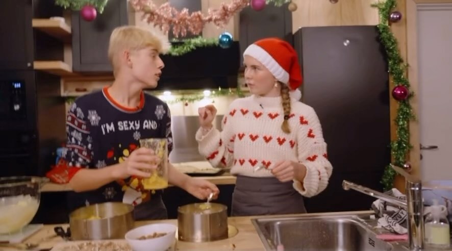 🎉💫🥳 Great to see my music, Carol of Bel Air, on @drtv_dr ‘s programme Junior Baker’s Christmas Mission (Juniorbagernes julemission). Carol of Bel Air is published and available to license via @cavendish_hq . Big shout to @wotnotmusic for the support. 🎄🎅🏻🎉🍾
•
•
•
•
•
•
#tvmusic #tvcomposer #composer #music #musicproduction #productionmusic #librarymusic #productionmusiclibrary #musicsync #musicfortv #sync #publishers #soundtrack #score #cavendish #cavendishmusic #wotnot #wotnotmusic #DRTV #Juniorbagernesjulemission #carolofthebells #christmas #christmasmusic