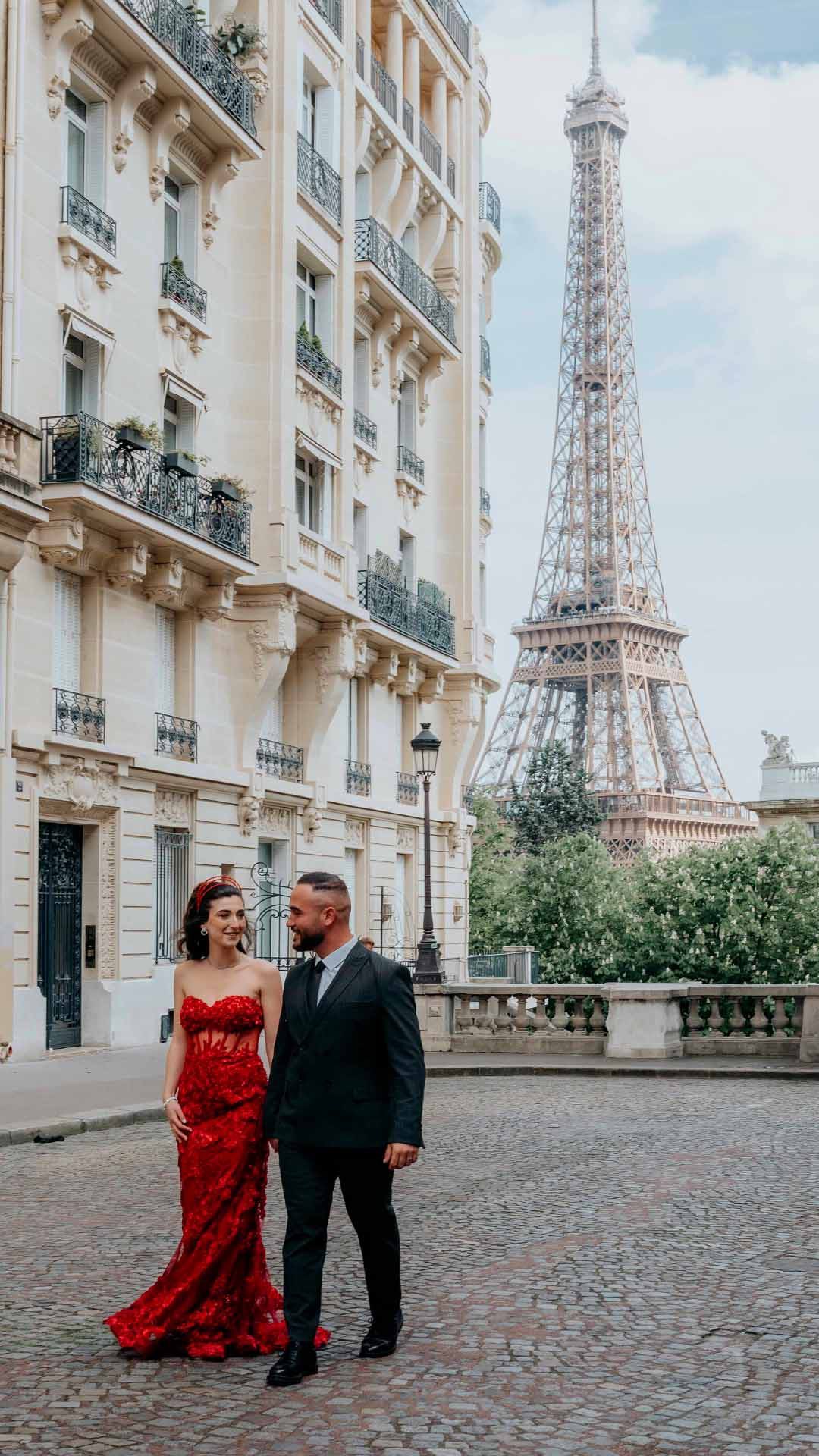 Un jour magique sous la lumière dorée de l’orangerie, au cœur de Paris.
#wedding #modernbride #bride #hennanight #weddinginspiration #weddingdress #hennadress