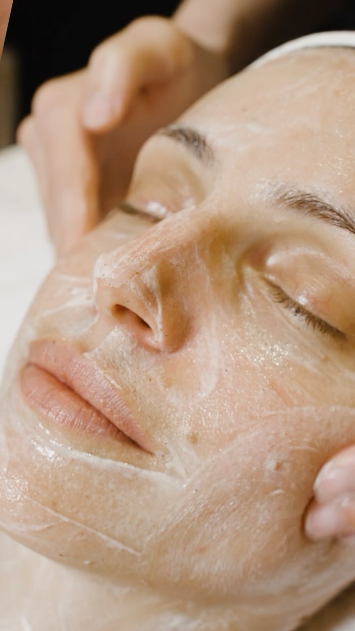 Er huden din utslitt? Føles den svekket? 🥱
Nye Glow defense intensive treatment er SELVE løsningen for å motvirke effekten av alle daglige aggresjoner! 🤚🏼
Hvem passer behandlingen for? Alle hudtyper og kjønn, uavhengig av alder!
Behandlingen inkluderer dyprens av huden, med avgiftning og utklemming etter damp. Huden etterlates strålende, hydrert og med en sunn ny glød ✨
Er du usikker på hvilken behandling du skal velge i menyen vår? Denne behandlingen er perfekt som en kickstart før en enhver «anti-age» kur eller andre behandlinger - så her slår du ikke feil!
Piist … og du! De 10 første som booker denne behandlingen får med seg et Discovery Kit - reisestørrelser på Glow Defense produktene med seg hjem 😉
#sothys #sothysnorway #ansiktsbehandling #sunnhud #hudpleie #facetreatment #DXGlow #science #nature #advancedresearch #slitenhud #skinburnout #Intensivetreatment #glow #exposome #TemaHud #formerennvelvære #Asker #Nesbru #Holmen #holmensenter #hudpleie #hudpleieasker #hudpleienesbru #hudpleieholmen #hudpleietips #hudpleieprodukter #hudpleierutine #hudpleiesalong #handlelokalt #støttsmåbedrifter