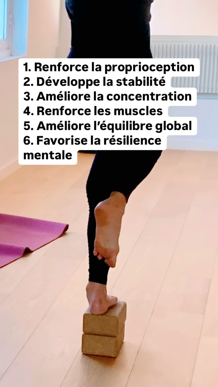 S'équilibrer sur un pied, surtout à des hauteurs et sur des surfaces inhabituelles, offre plusieurs bienfaits :
1. Renforce la proprioception : Notre cerveau et système nerveux travaillent ensemble pour ajuster la posture, améliorant ainsi la coordination et la conscience corporelle.
2. Développe la stabilité : L'équilibre engage les muscles stabilisateurs profonds, renforçant les chevilles, genoux et hanches, prévenant ainsi les blessures.
3. Améliore la concentration : L’attention accrue demandée améliore la connexion corps-esprit et la clarté mentale.
4. Renforce les muscles : Les muscles des jambes, hanches et abdominaux se tonifient avec cette pratique.
5. Améliore l’équilibre global : Cela développe un meilleur sens de l’équilibre utile dans la vie quotidienne.
6. Favorise la résilience mentale : Apprendre à rester calme dans des postures difficiles renforce la patience et la résilience mentale.
#YogaÉquilibre #StabilitéIntérieure #ÉquilibreCorpsEsprit #Proprioception #RésilienceMentale #ConscienceCorporelle #ZenEtVitalité #ÉquilibrePourTous #BienÊtreHolistique #YogaDeTousLesJours #yogacocktail
