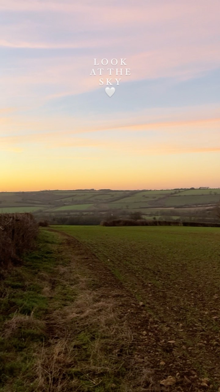 Look at the sky - sunsets in the UK really do make up for all the hideous weather we so often have to suffer 🌞