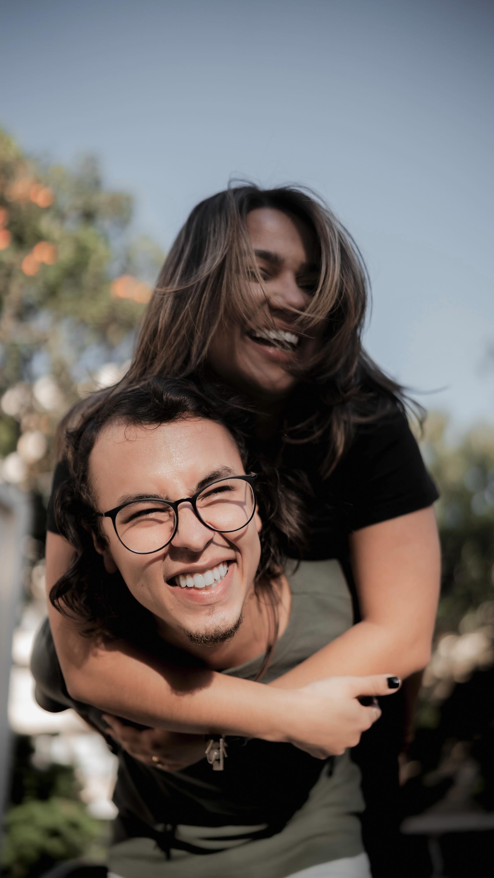 Sabe quando, de repente, várias pessoas começam a comentar algo sobre você que você nem percebia?
Com a gente foi assim, e uma coisa ficou clara: é muito importante que todo casal tenha o dia do seu casamento com leveza e cheio de alegria! Já basta o estresse de meses de planejamento e organização, né?
Na nossa jornada pelo mundo dos casamentos, percebemos uma coisa: a nossa missão vai além de capturar cada momento. A gente traz leveza para o seu dia com muito bom humor, tranquilidade e até dicas para acalmar a ansiedade da noiva (nós fomos noivos recentemente 😬).
Quer uma equipe que vai te fazer sorrir, relaxar e aproveitar cada segundo?
Chama a gente! Vamos estar lá para eternizar suas memórias da forma mais autêntica e divertida possível.