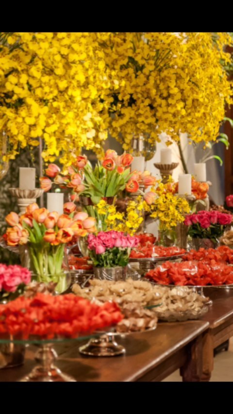 A paleta de cores quentes tem infinitas possibilidades para fazer da decoração uma atração à parte do casamento. Nessa decor cada detalhe foi pensado com muito carinho, a combinação de cores, os móveis e os objetos de decoração tornaram um ambiente super aconchegante e acolhedor. Nós amamos!!
.
.
.
#casorioperfeito #decorcasorioperfeito #noivas #noivas2024 #noivas2025 #noivasrj #casamento #casamentorj #inesquecivelcasament #wedding #weddinginspiration #decorcasamento #decoraçãodecasamento #decorandocomamor #noivascariocas #casamentorio #blogsdecasamento #flowers #muitasflores #angradosreis
#casamentoangradosreis