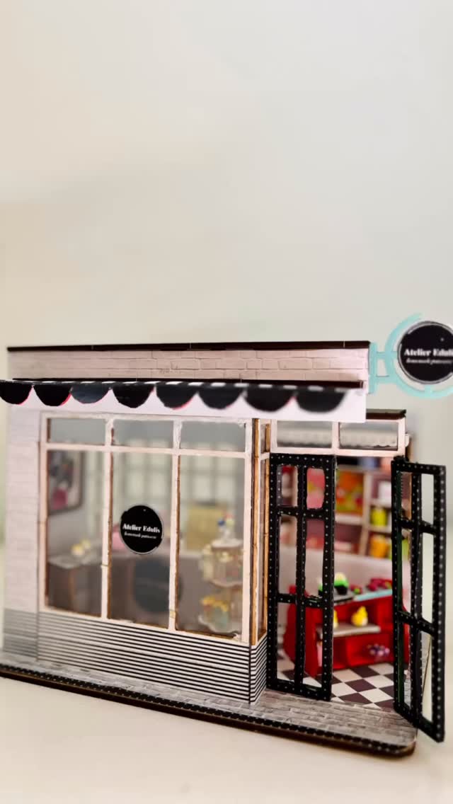 / special non-edible version / It’s easier to open a shop in the mini world. But for now, the home bakery is up and running with delicious patisserie’s. See bio for webshop link. #thehaguefoodie #denhaageten #lekkereten #gebak #pastrypassion #lovepatisserie #miniature