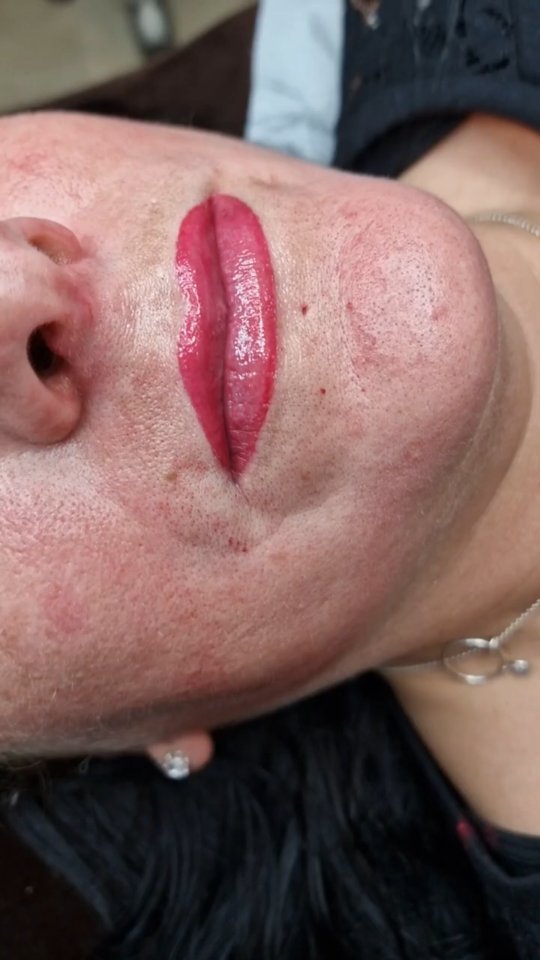 Geef je lippen een boost met deze semi permanente make-up behandeling. Het resultaat zijn mooie & verzorgde lippen, zonder dat je de lippen continue hoeft bij te werken met lippenstift of gloss. Lippigmentatie geeft een een frisse, levendige kleur aan je lippen, waardoor je hele gezicht gezond oogt en straalt.
#browstylist_mali #phicontour #almere