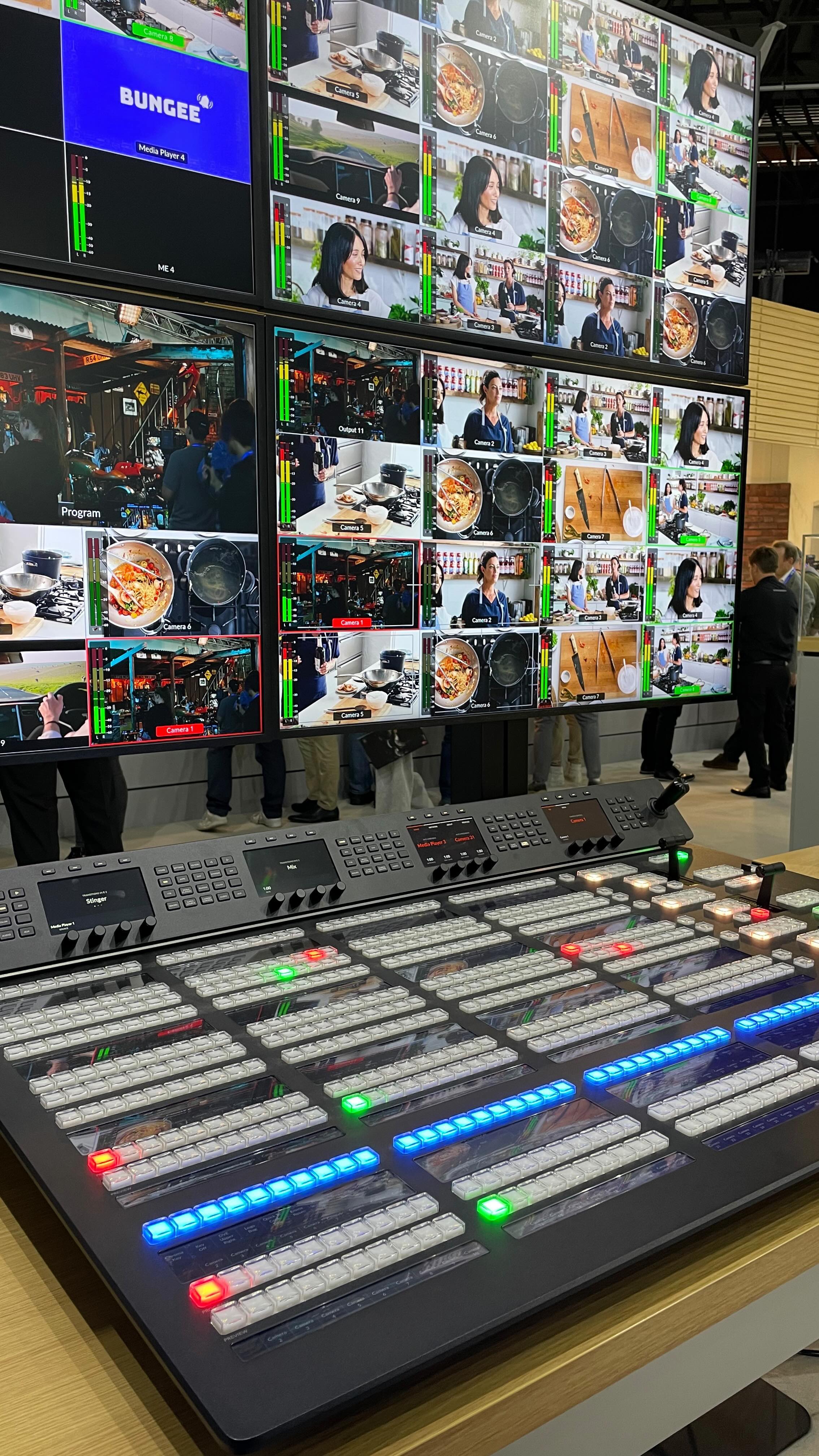 Gisteren op bezoek bij de IBC beurs in de RAI, Amsterdam. In gesprek met bedrijven die apparatuur en software leveren, waarmee ik dagelijks projecten uitvoer. Op de hoogte blijven van de vernieuwde en soms complexe technieken.
#ibc2024 #werkbezoek #bts #sfeerimpressie